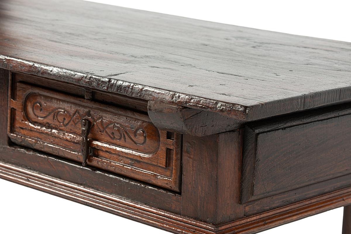 Antique 18th century Spanish Baroque warm brown chestnut 3-drawer coffee table For Sale 10