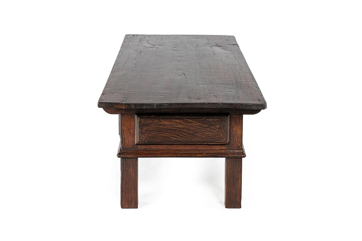 Hand-Carved Antique 18th century Spanish Baroque warm brown chestnut 3-drawer coffee table For Sale