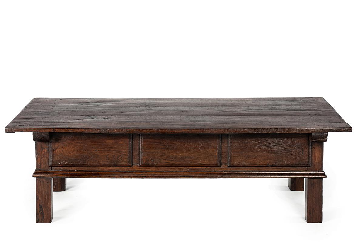 Antique 18th century Spanish Baroque warm brown chestnut 3-drawer coffee table In Good Condition For Sale In Casteren, NL