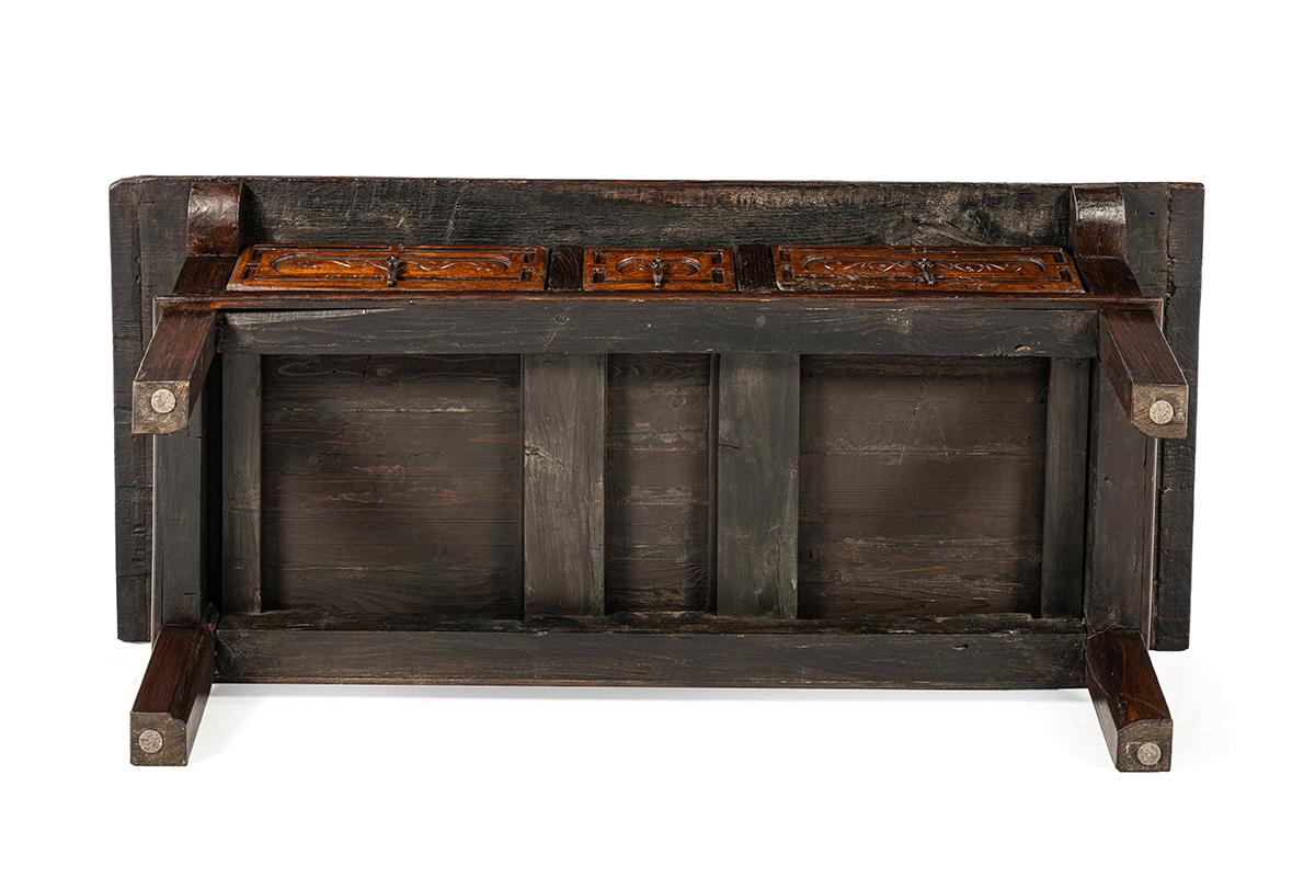 Antique 18th century Spanish Baroque warm brown chestnut 3-drawer coffee table For Sale 1