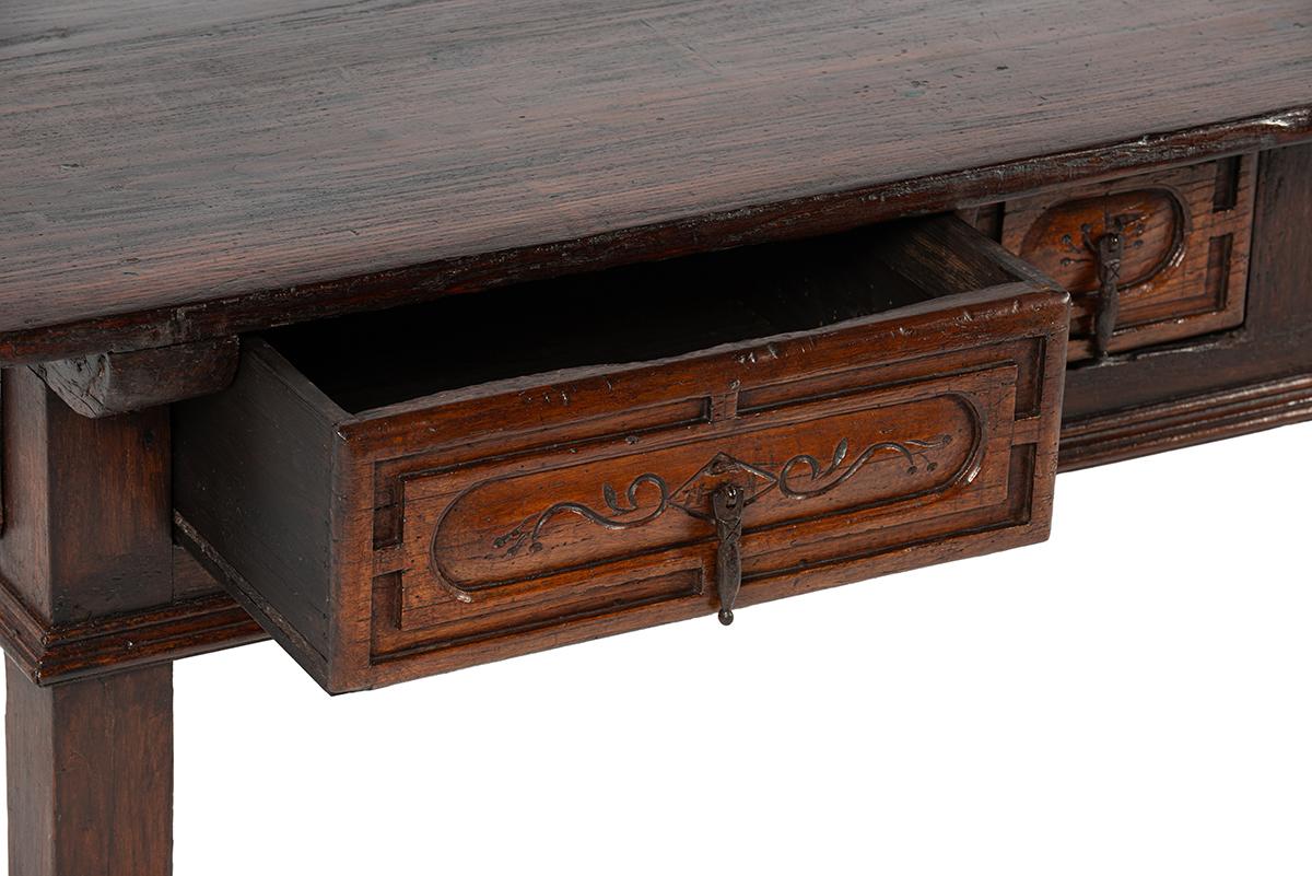 Antique 18th century Spanish Baroque warm brown chestnut 3-drawer coffee table For Sale 3