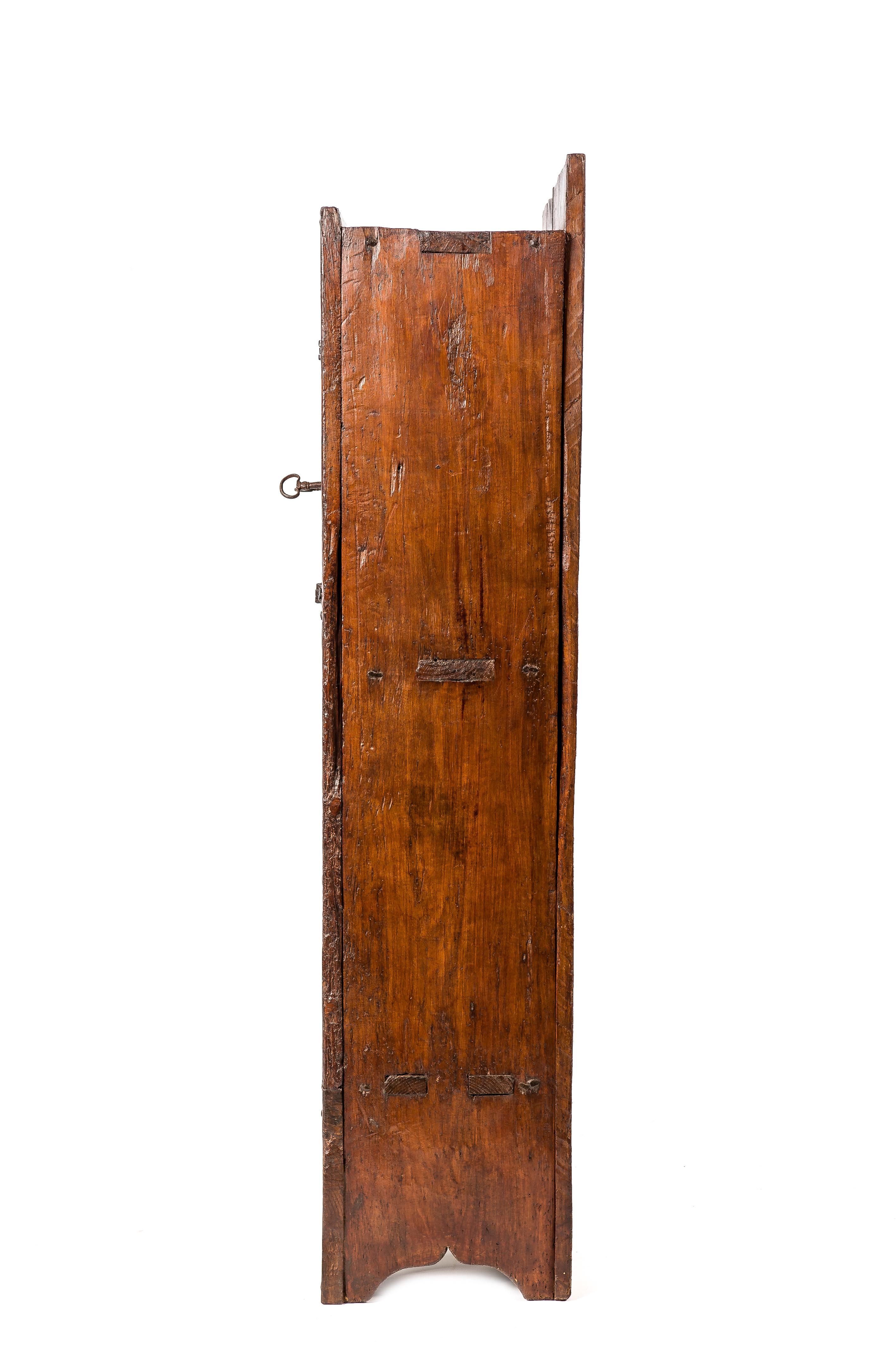 Antique 18th Century Spanish Chestnut and Oak Two-Door Countryside Cabinet In Good Condition In Casteren, NL