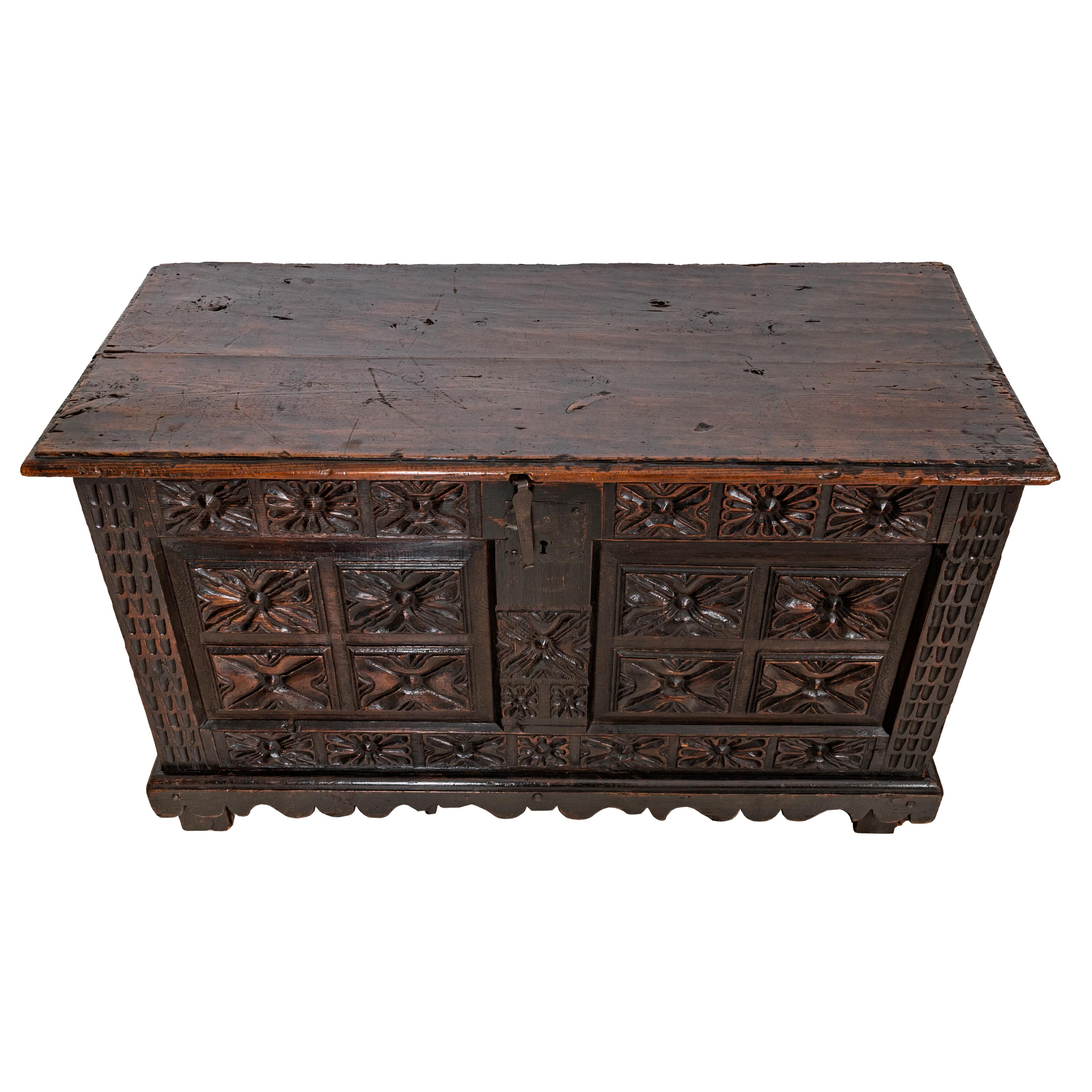 Antique 18th century Spanish Colonial carved cedar coffer/chest, Mexico, circa 1750.
The chest having a lift up lid with hand cut iron strap hinges, the chest is profusely chip-carved to the front with stylized floral panels and fitted with the
