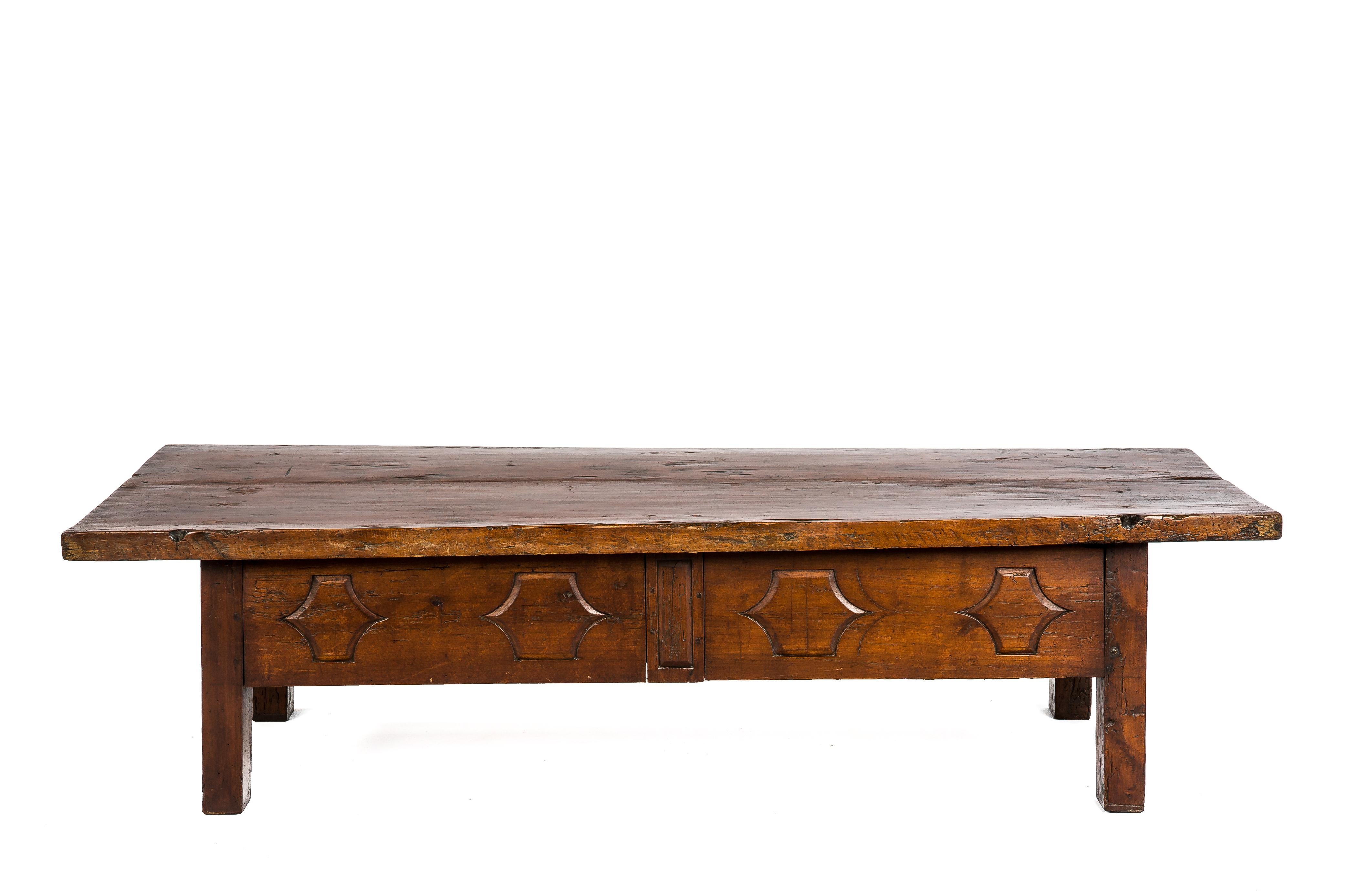 Antique 18th-Century Spanish Honey Color Chestnut Coffee Table or Low Table In Good Condition In Casteren, NL