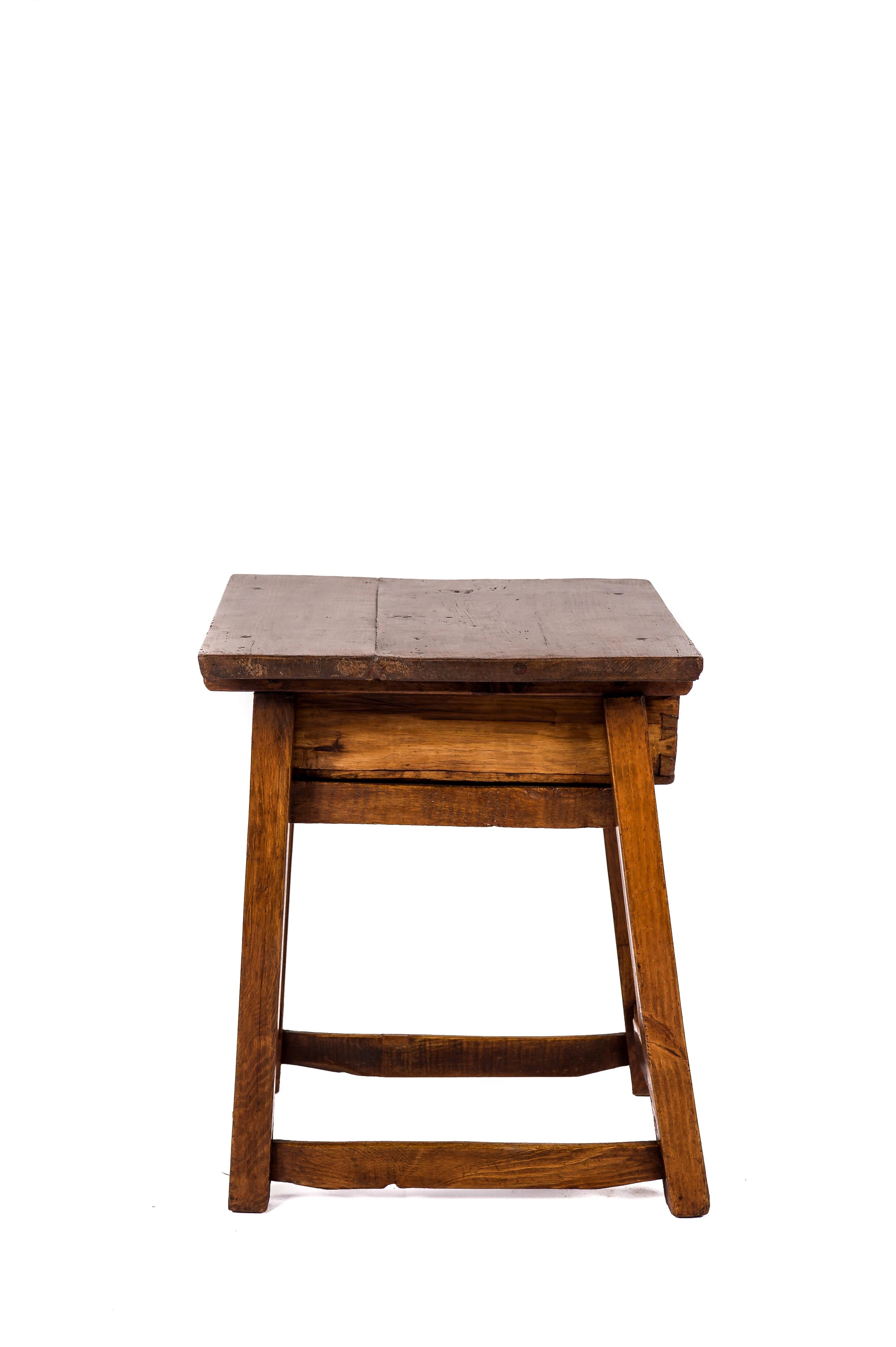 Antique 18th Century Spanish Provincial Honey Color Elm Side Table In Good Condition In Casteren, NL