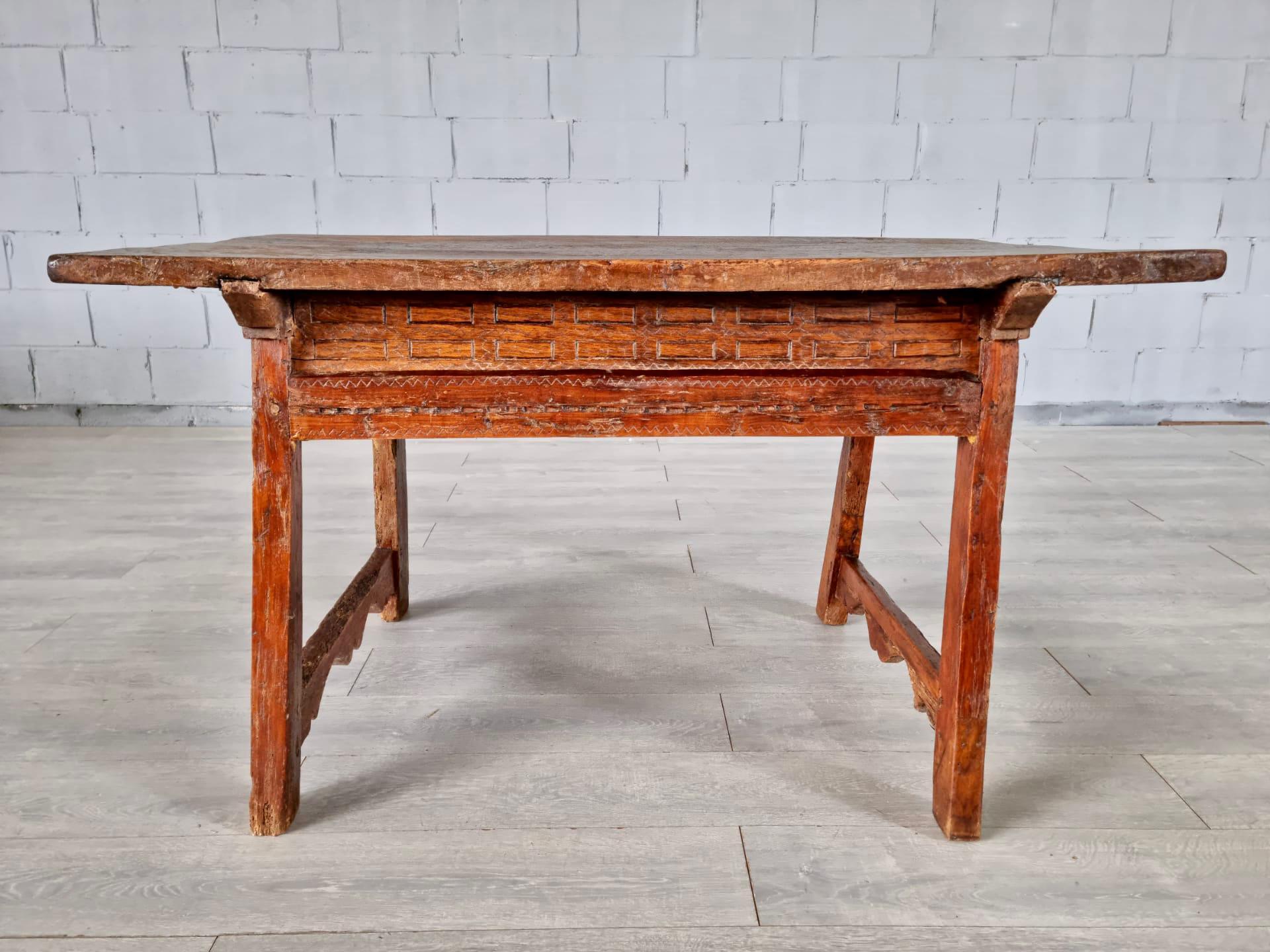 Antique 18th Century Spanish Walnut Desk or Small Table For Sale 4