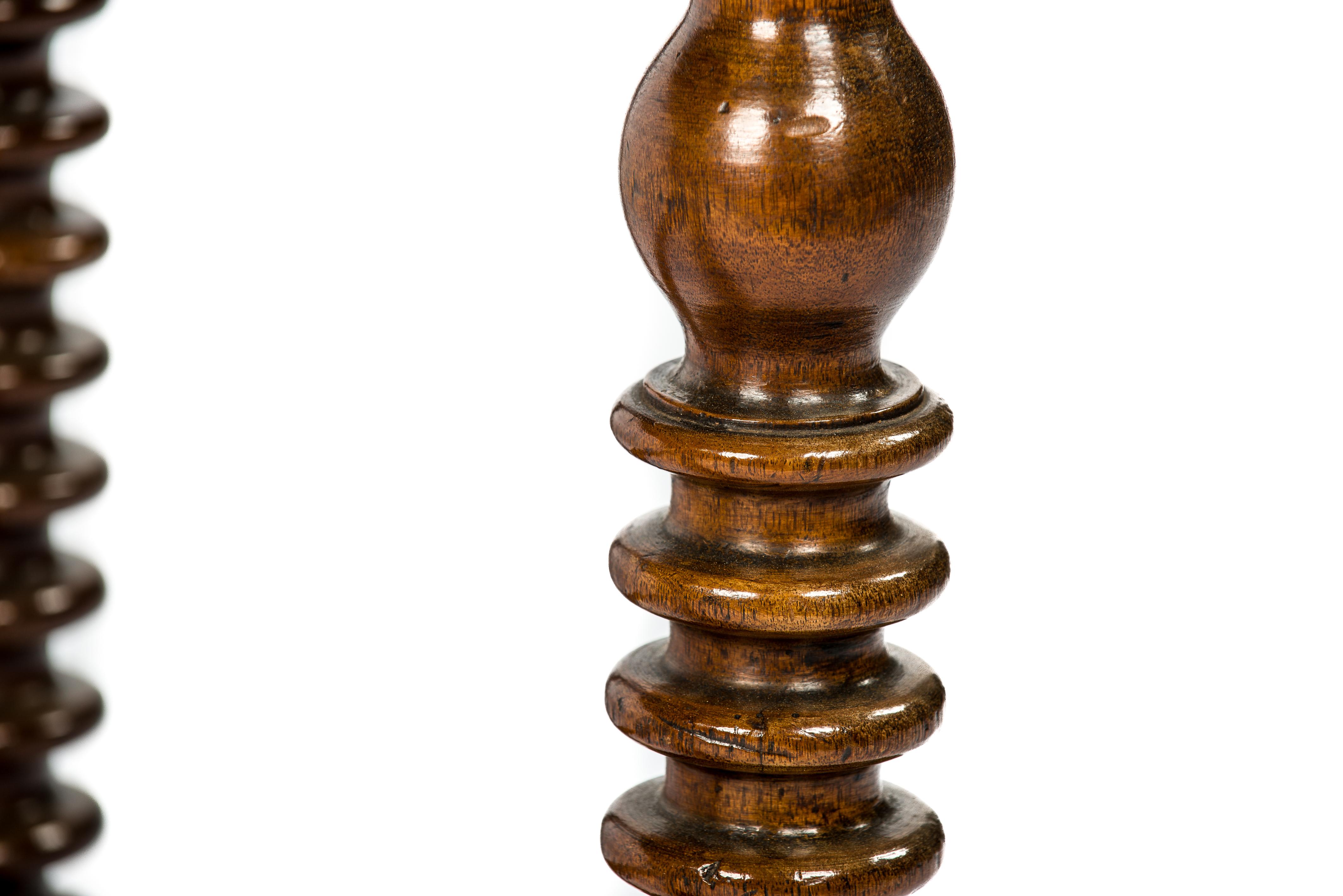 Noyer Ancienne table murale ou table d'appoint espagnole du 18ème siècle en noyer avec pieds tournés en vente