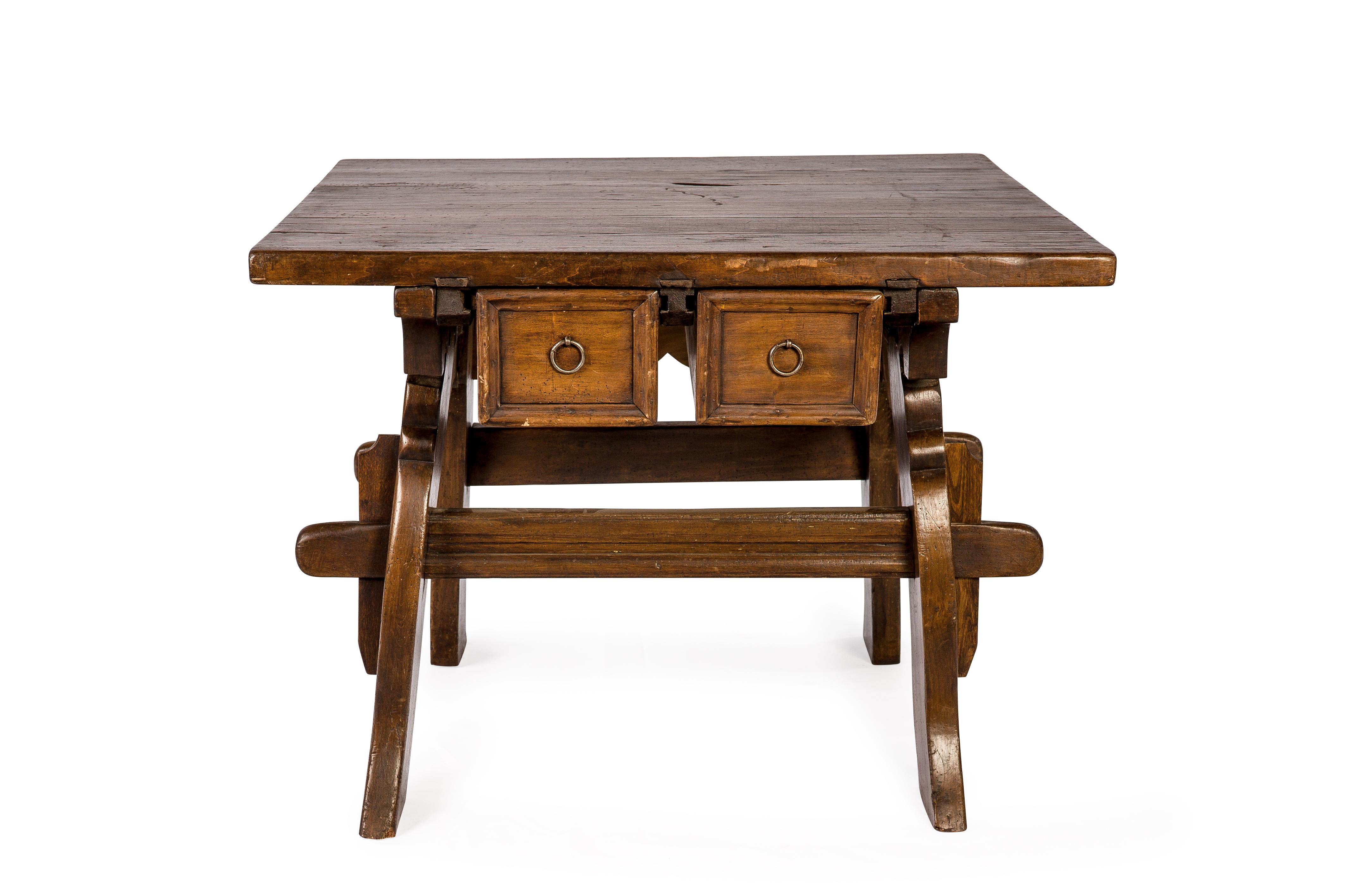 Une belle table de banquier ou de marchand fabriquée en Suisse vers 1750. La table a un plateau carré de 1,57 pouce d'épaisseur en noyer massif. Les planches ont été reliées par des interconnecteurs en acier en forme de S visibles sur les côtés. La