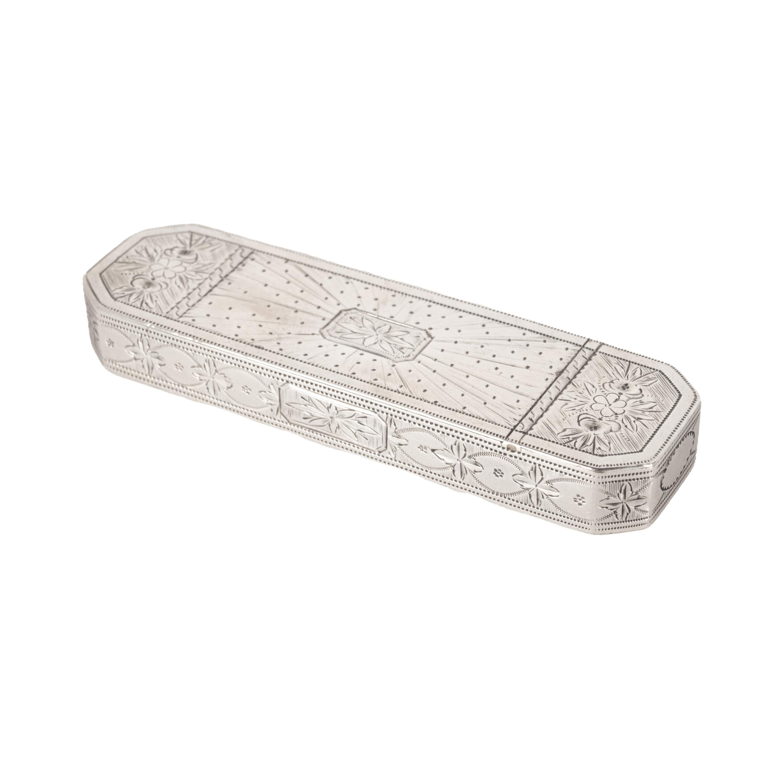 Excepcional y antiguo estuche palillero de plata de ley grabada del siglo XVIII georgiano, Birmingham, Samuel Pemberton, 1790.
Este finísimo estuche antiguo de plata es de forma rectangular estrecha con esquinas recortadas, la tapa abisagrada con