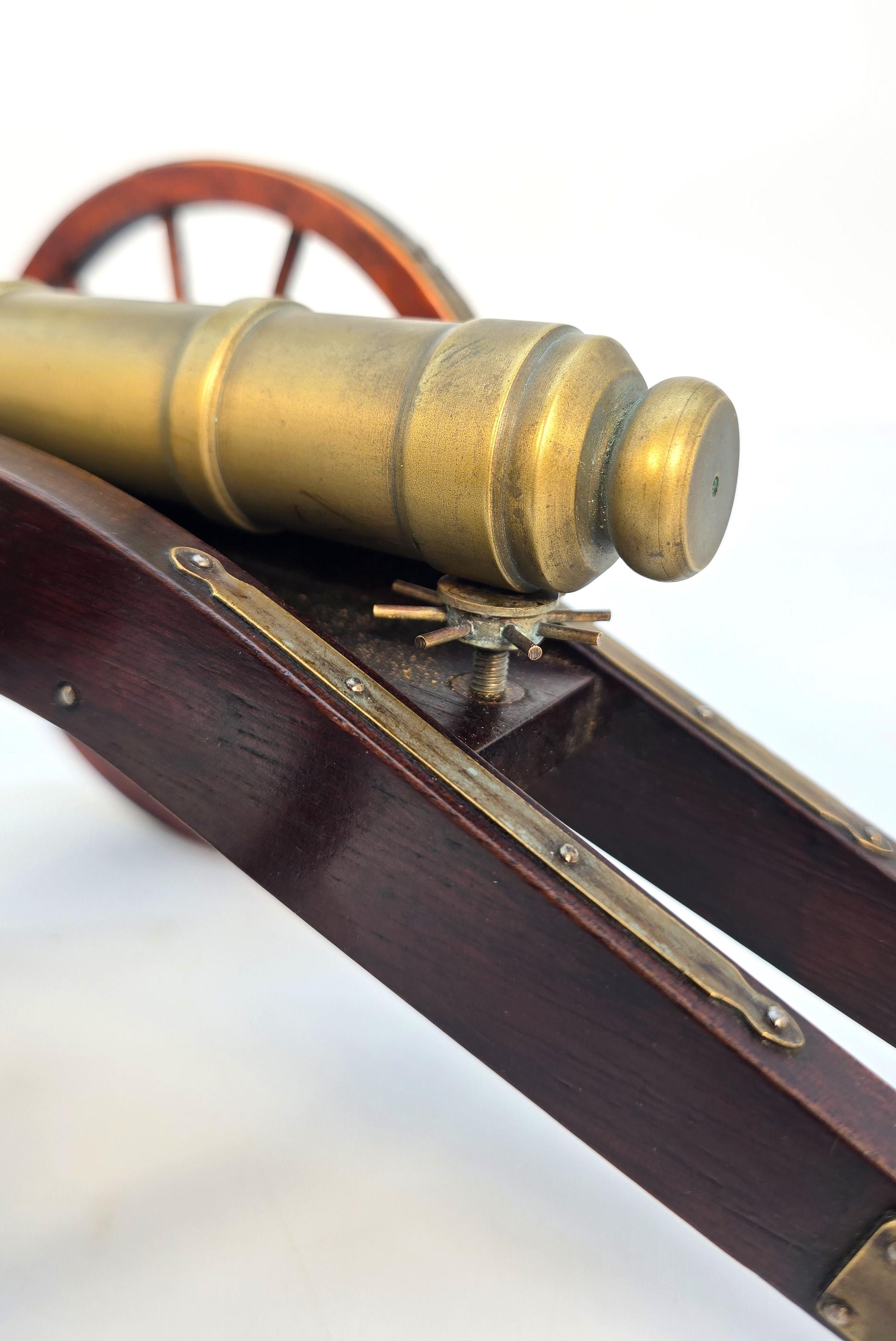 Paire de canons de bureau anciens de style 18ème siècle Anglais circa 1920 en vente 3