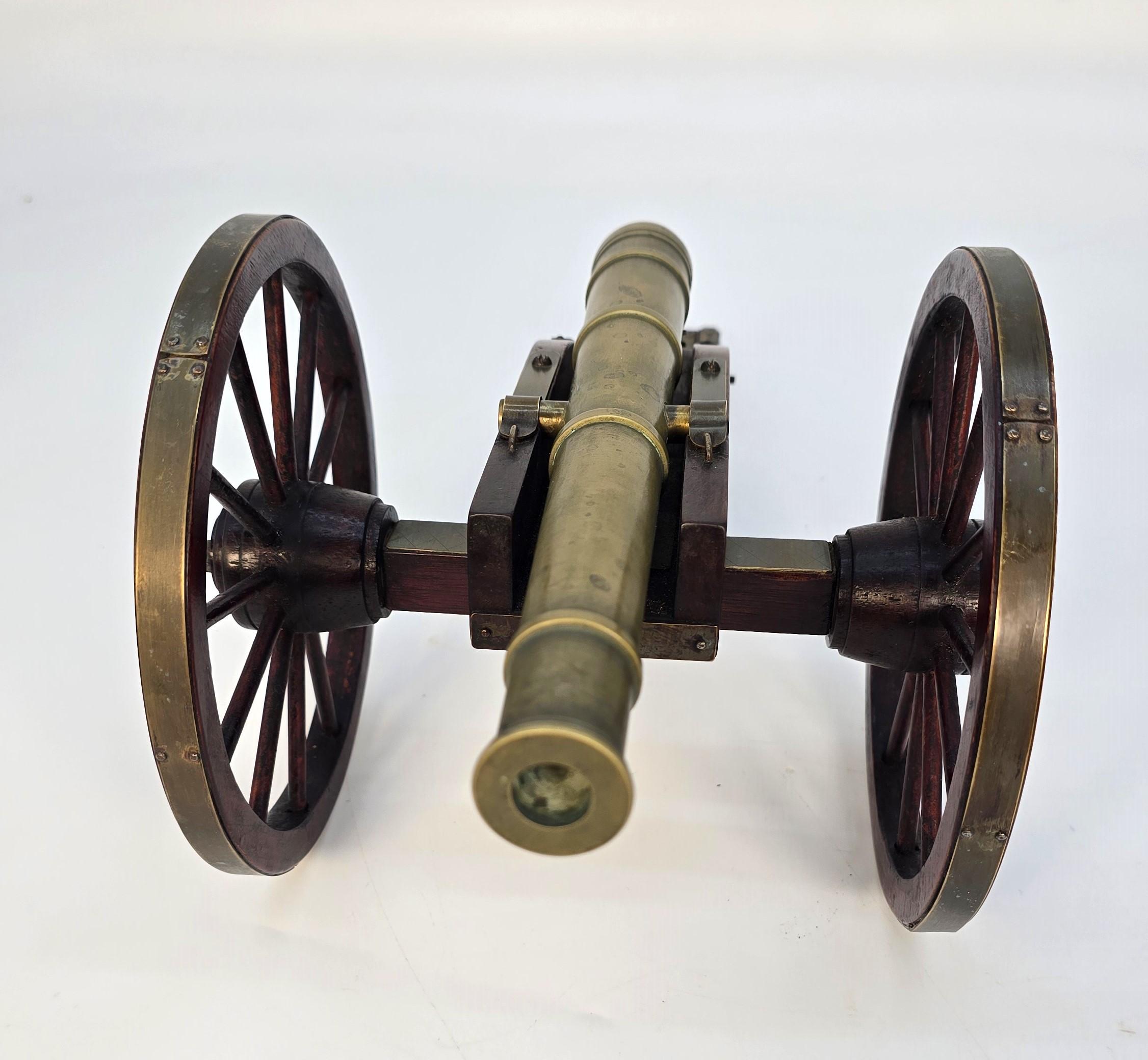 Paire de canons de bureau anciens de style 18ème siècle Anglais circa 1920 en vente 9