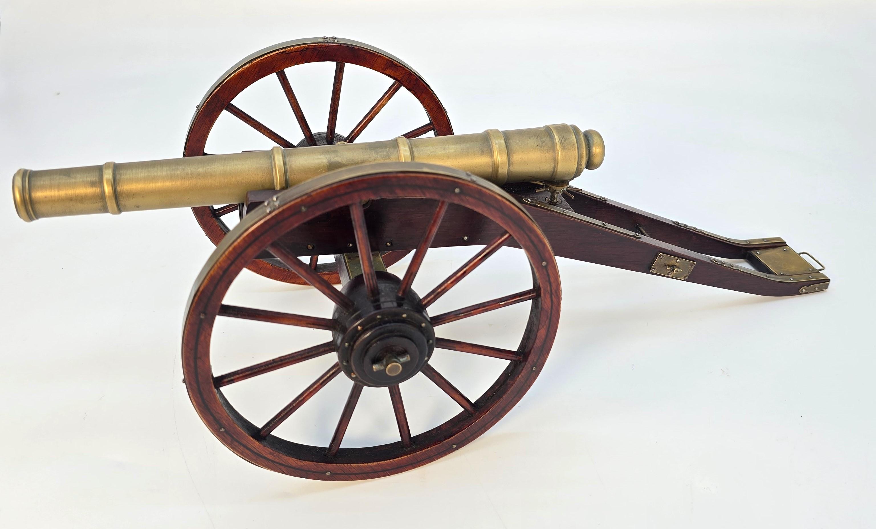 Moulage Paire de canons de bureau anciens de style 18ème siècle Anglais circa 1920 en vente