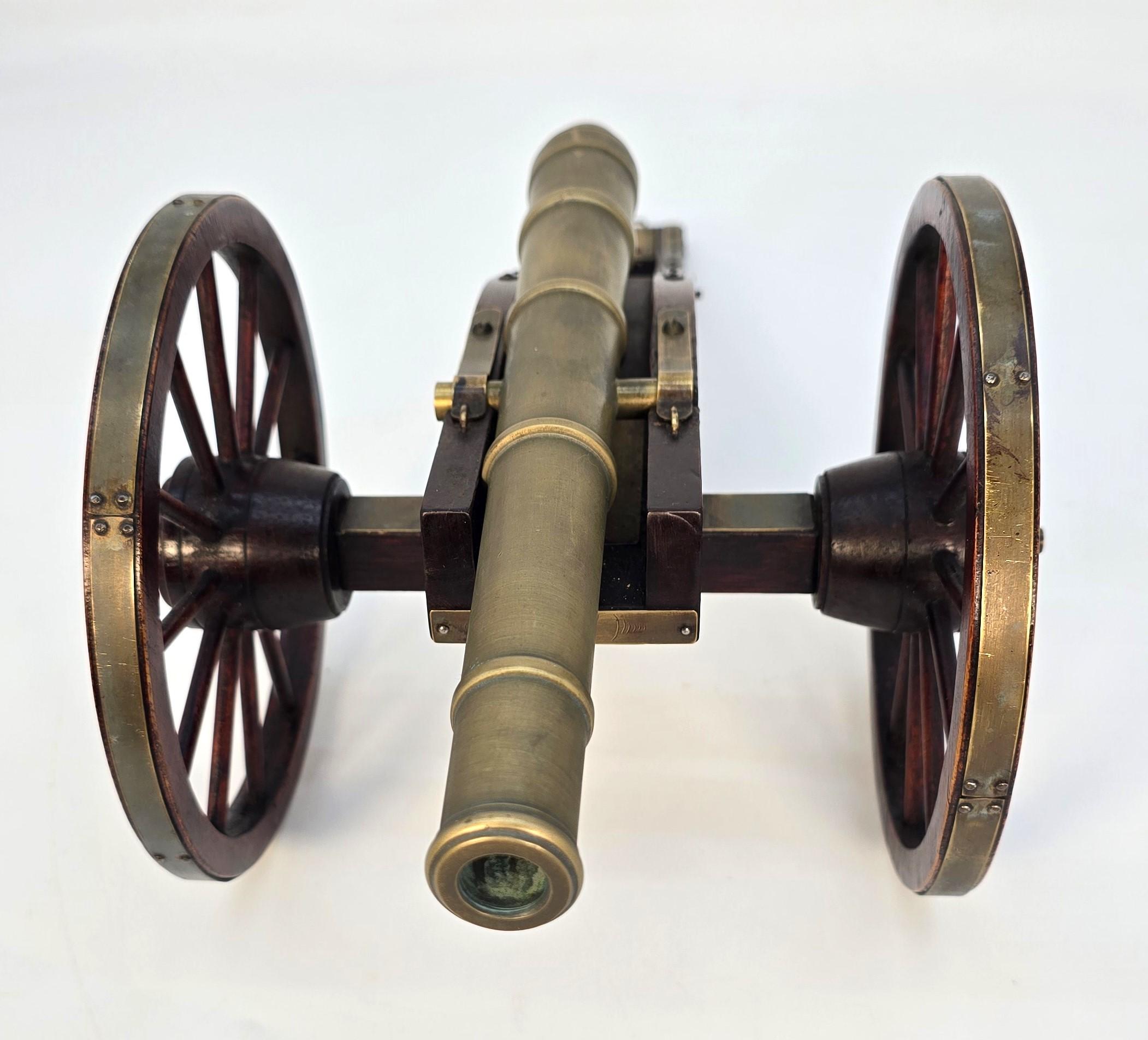 20ième siècle Paire de canons de bureau anciens de style 18ème siècle Anglais circa 1920 en vente