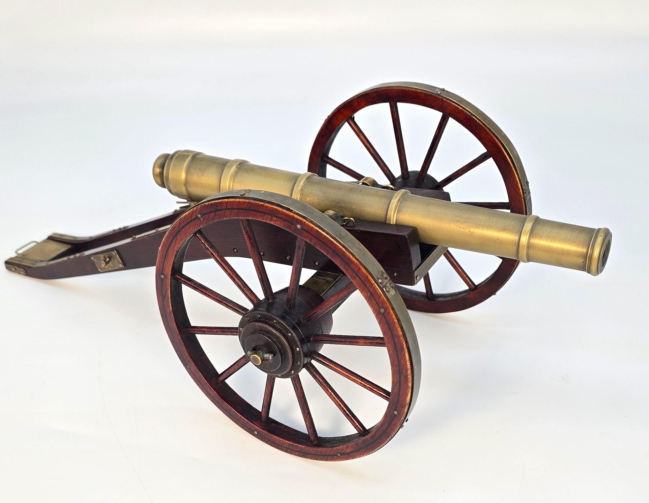 Laiton Paire de canons de bureau anciens de style 18ème siècle Anglais circa 1920 en vente