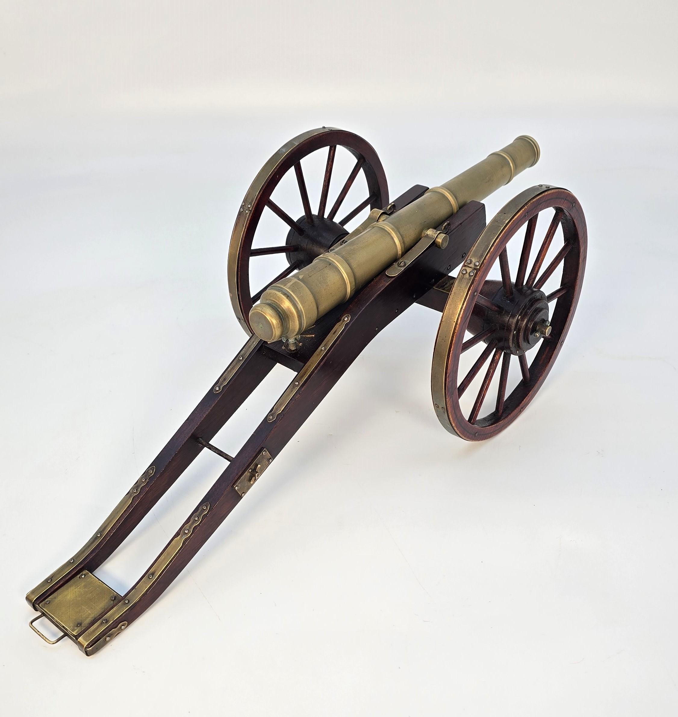 Paire de canons de bureau anciens de style 18ème siècle Anglais circa 1920 en vente 1