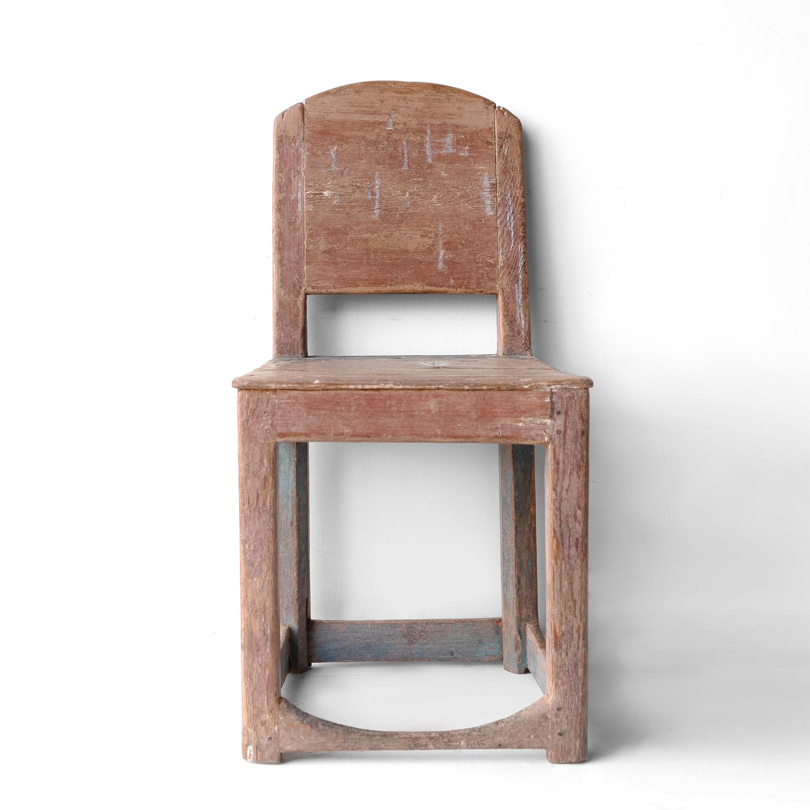 ANTIQUE SWEDISH CHAIR
A decorative and characterful chair with simple lines, a solid arched back, a solid seat and a box stretcher.

Peg joined construction made of pine with layers of original paint worn down naturally over time with muted red,