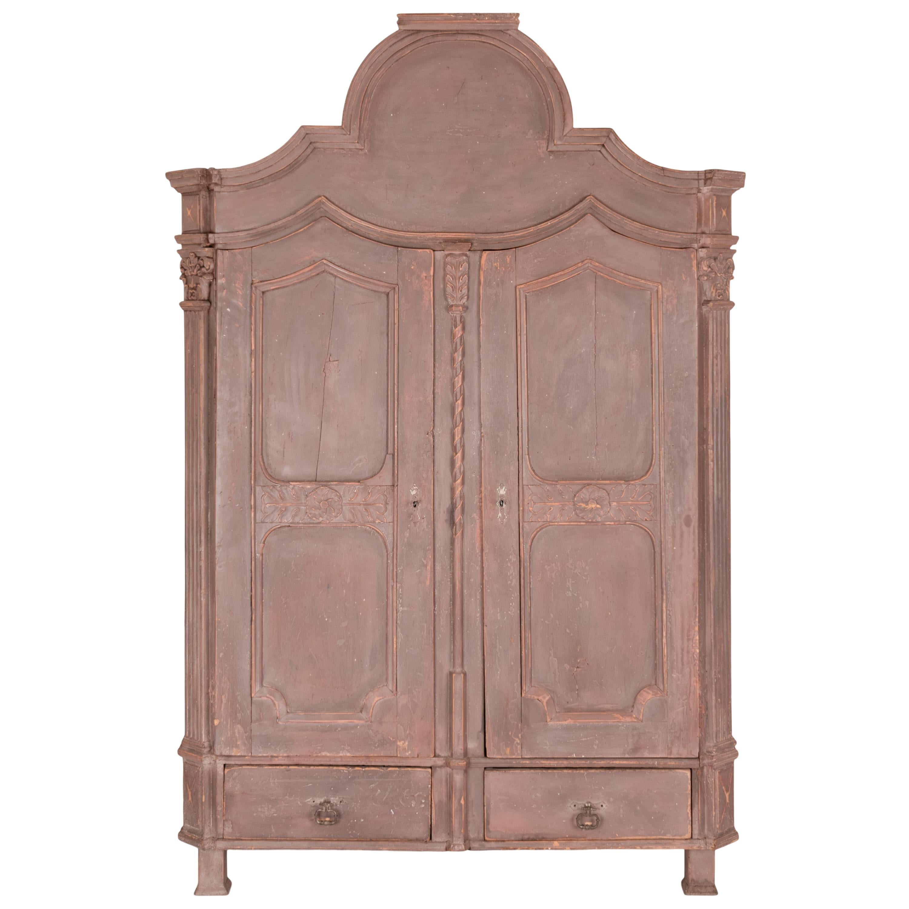 A rare antique Swedish Gustavian 18th century pine armoire, with the original painted decoration, circa 1780.
Very rare survivor with the original paint, the armoire having a domed top with twin doors below flanked with ribbed pilasters and topped