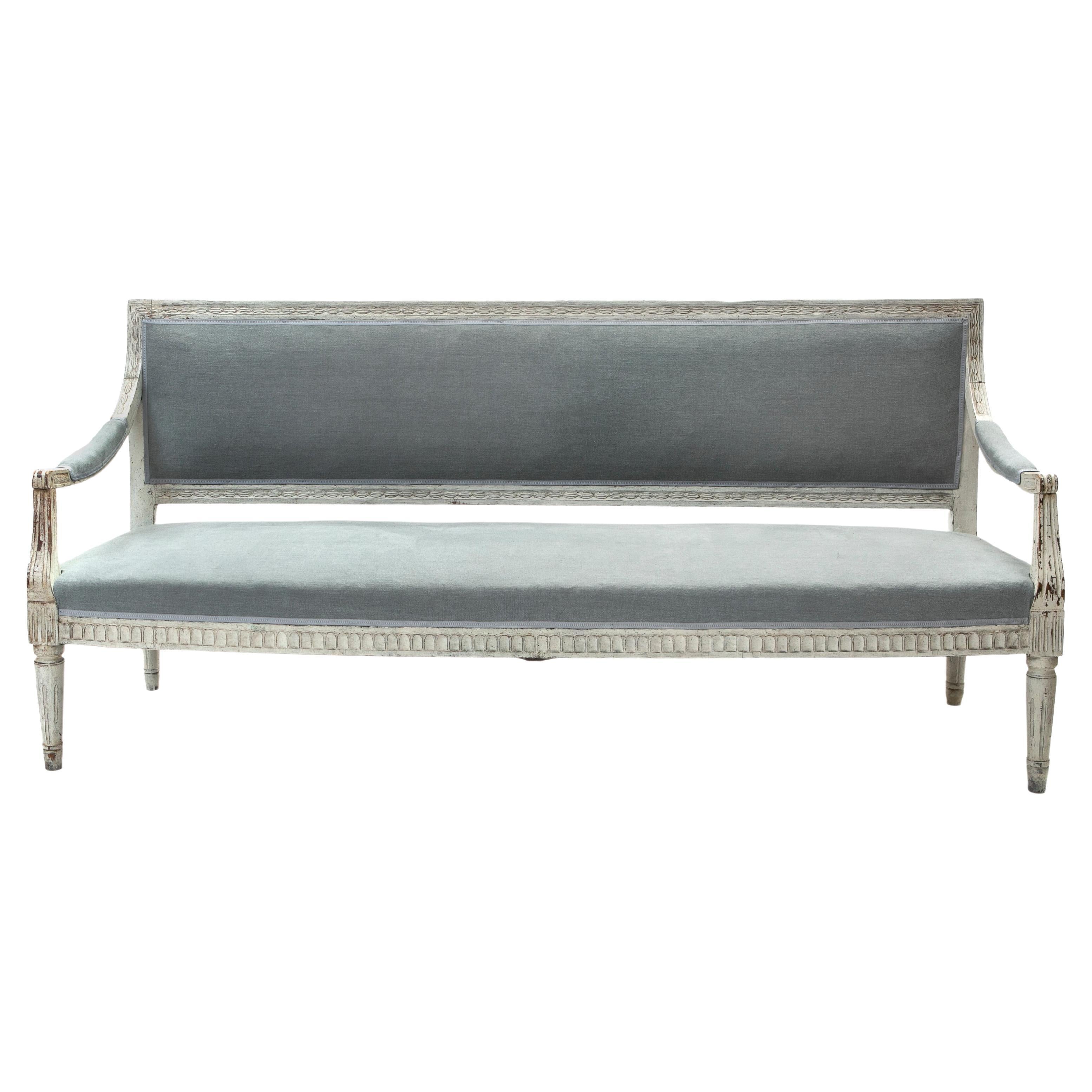 Canapé-banquette suédois de style gustavien peint en blanc/gris. Tissu bleu clair