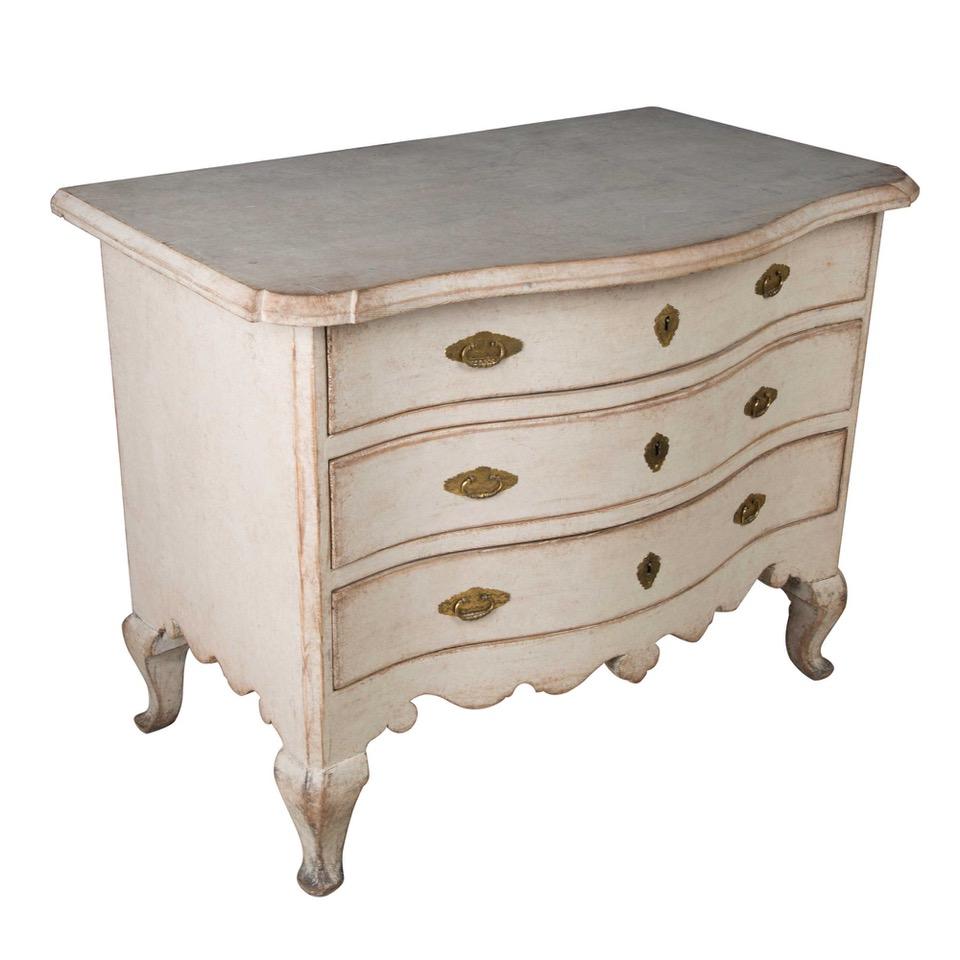 Antique 18th Century Swedish Rococo Commode im Zustand „Gut“ in Tetbury, Gloucestershire