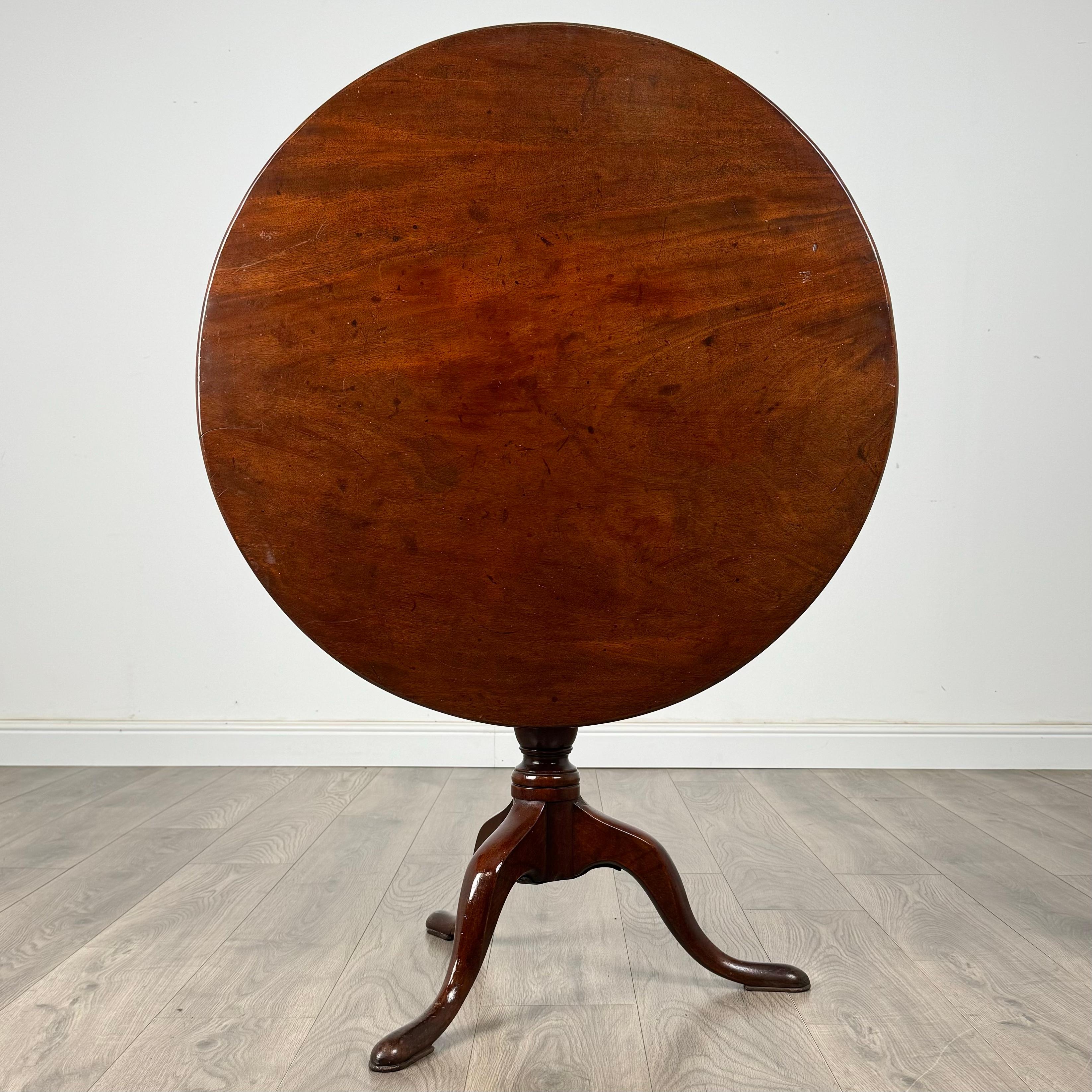 Britannique Ancienne table à plateau basculant du 18ème siècle en acajou ( REF AF-3430 ) en vente