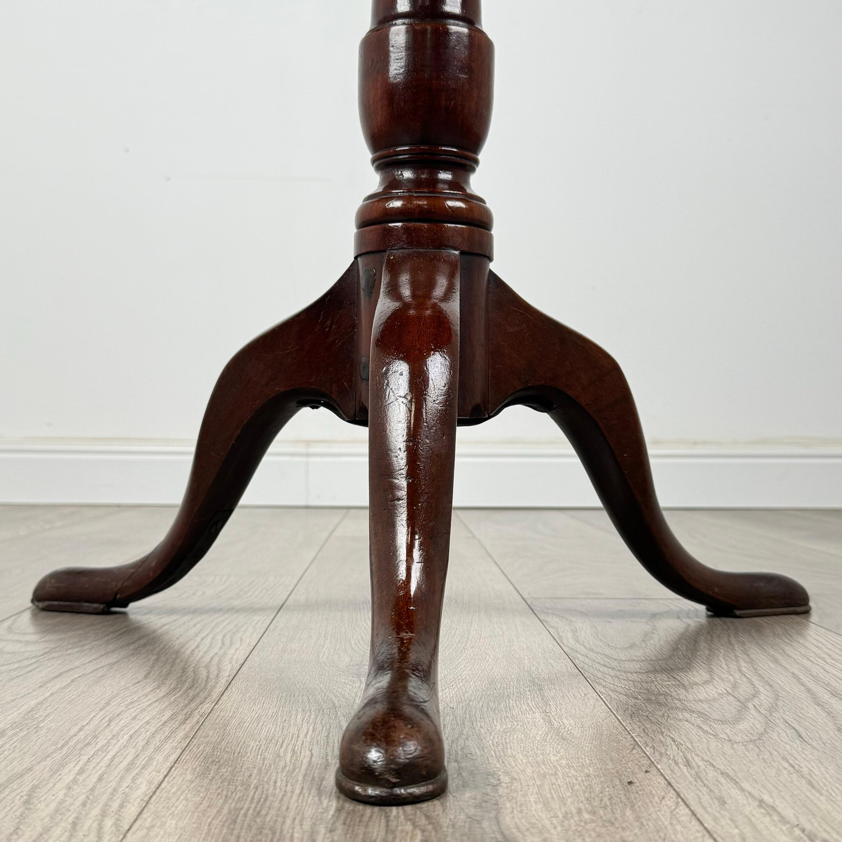 Acajou Ancienne table à plateau basculant du 18ème siècle en acajou ( REF AF-3430 ) en vente