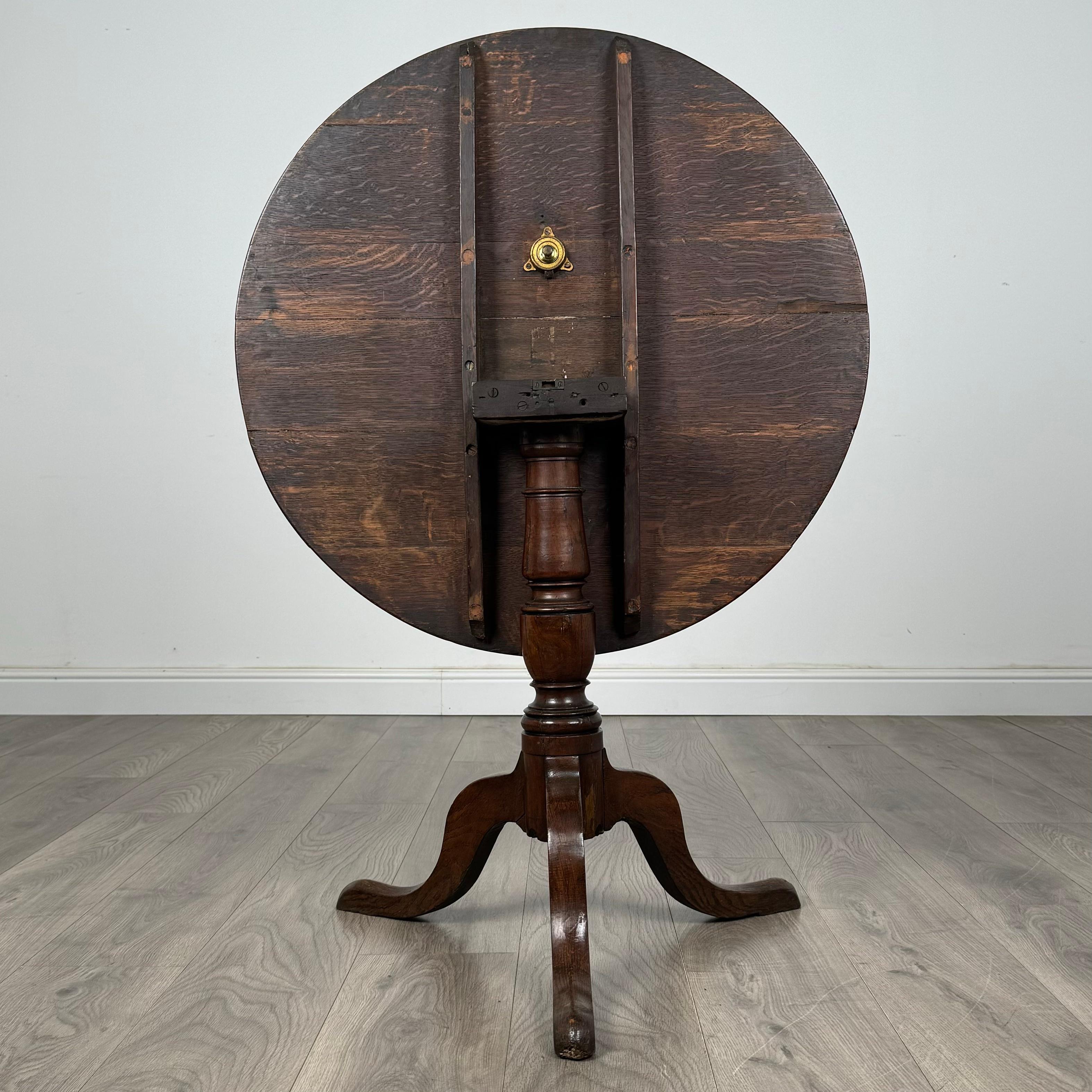 Ancienne table à plateau basculant du 18ème siècle en chêne (REF AF-3431) Bon état - En vente à Ledbury, GB