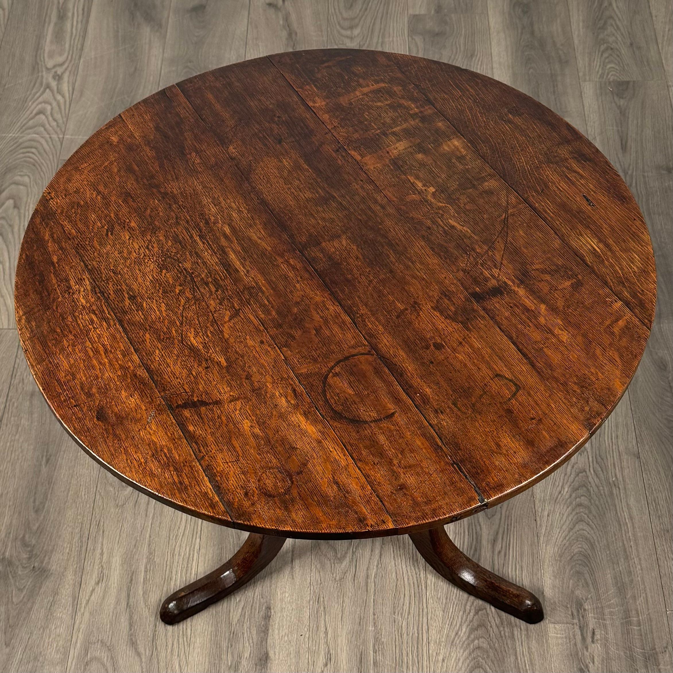 XVIIIe siècle et antérieur Ancienne table à plateau basculant du 18ème siècle en chêne (REF AF-3431) en vente