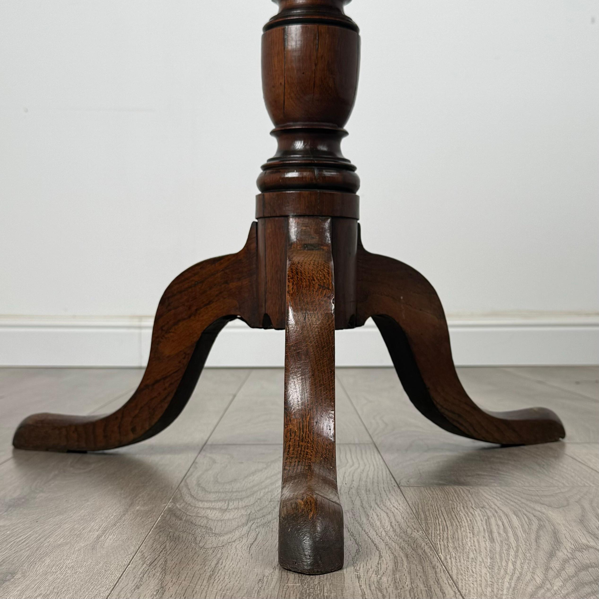 Chêne Ancienne table à plateau basculant du 18ème siècle en chêne (REF AF-3431) en vente