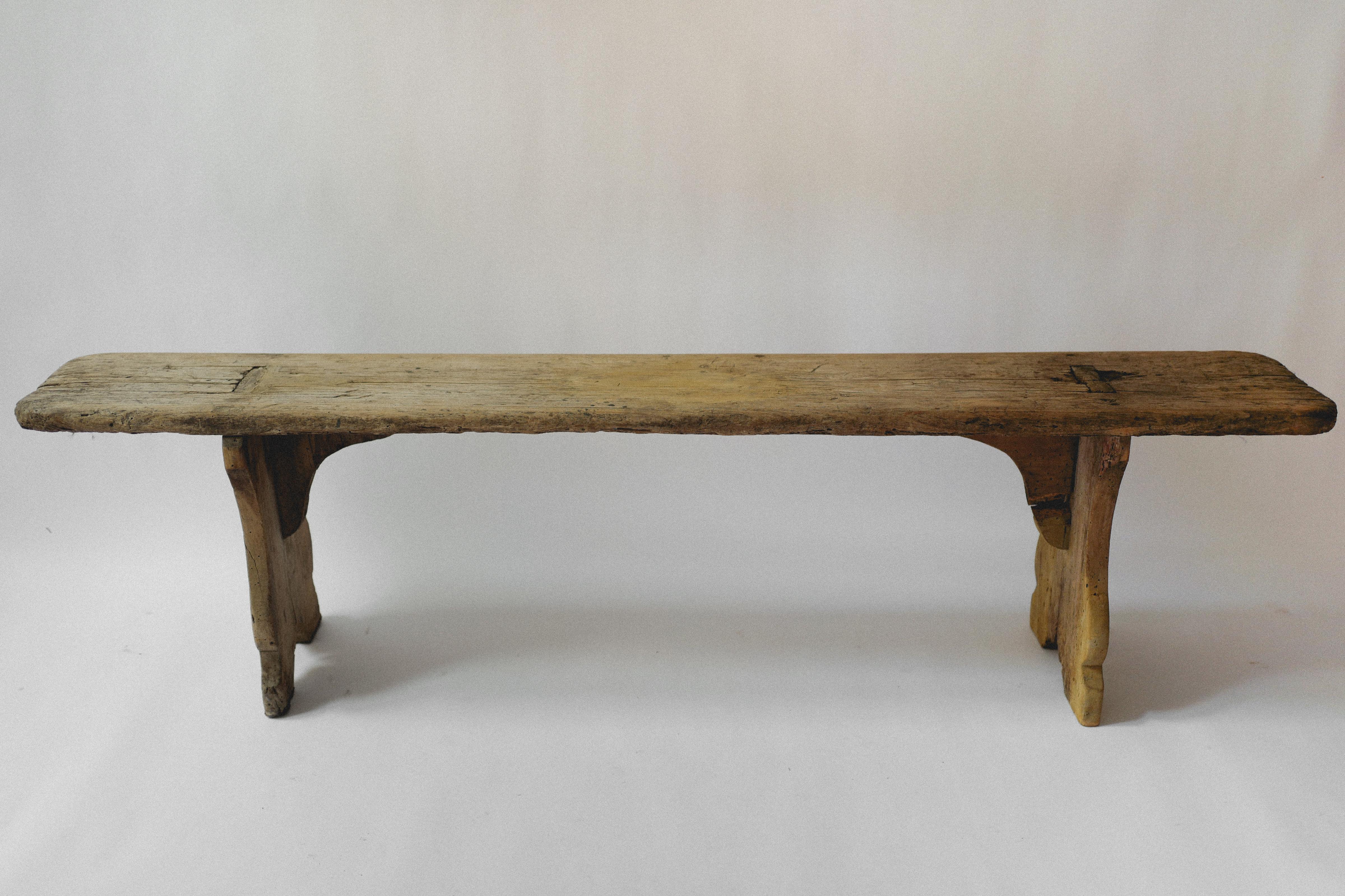 Apportez une élégance intemporelle et un charme rustique à votre intérieur avec ce banc antique en bois toscan du XVIIIe siècle, une magnifique pièce artisanale provenant d'Italie. Fabriqué en bois massif et mettant en valeur un savoir-faire exquis,