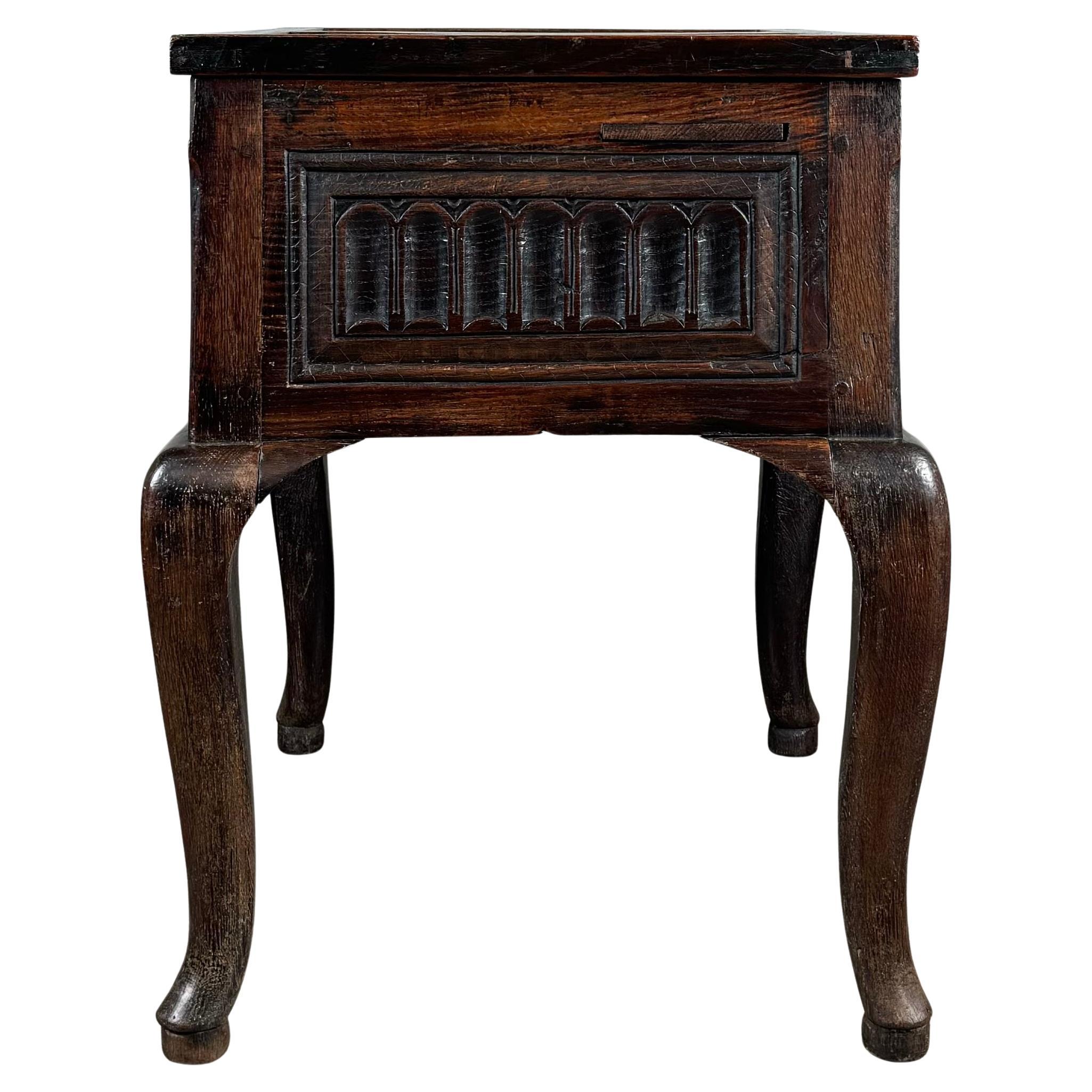Entrez dans la riche histoire du XVIIIe siècle avec cette exceptionnelle boîte ancienne en chêne sur pied, fabriquée vers 1790, caractérisée par une sculpture complexe et une qualité durable. Ce meuble captivant témoigne d'un artisanat de qualité et