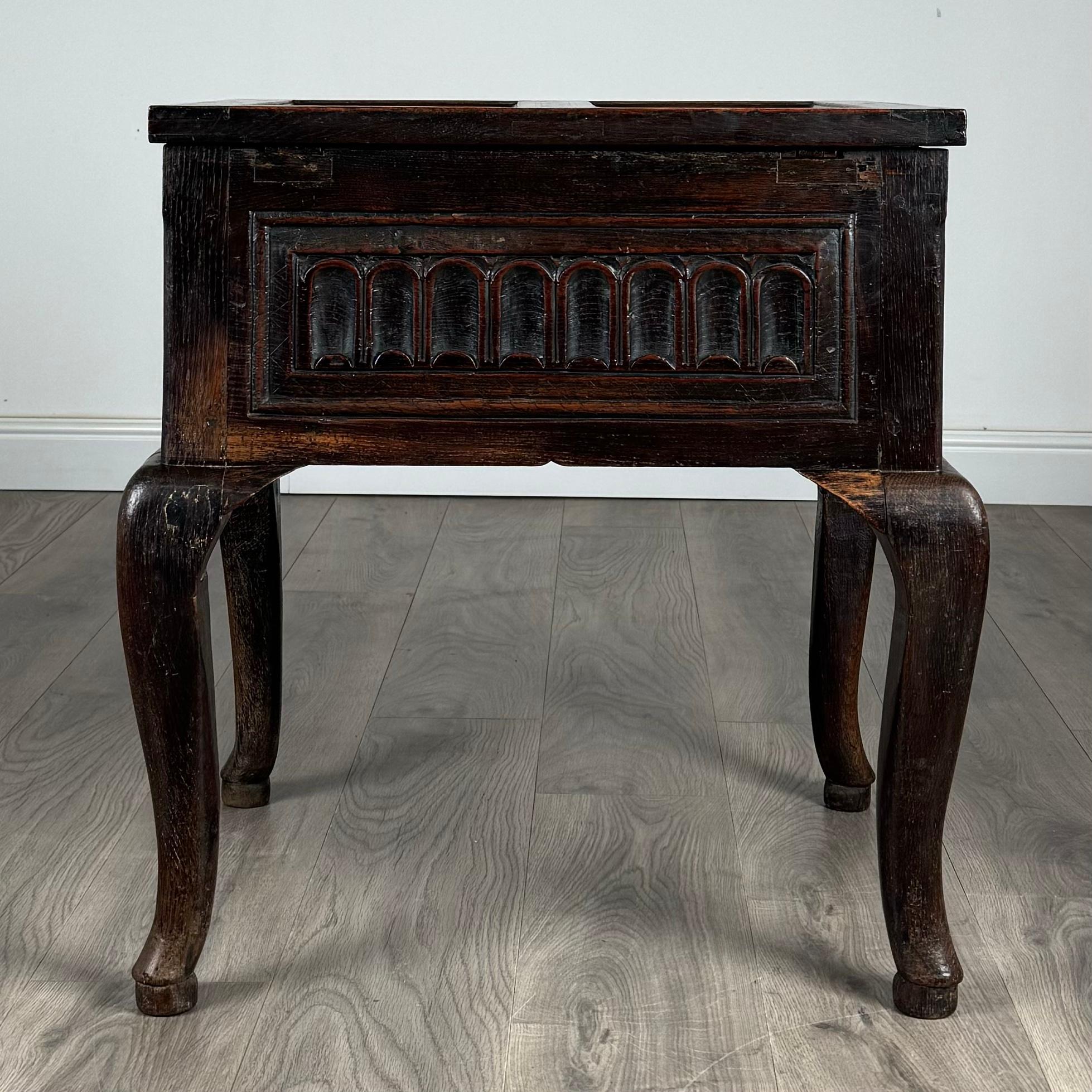 XVIIIe siècle et antérieur Ancienne boîte inhabituelle du 18ème siècle sur Stand en Oak ( REF AF-3220 ) en vente
