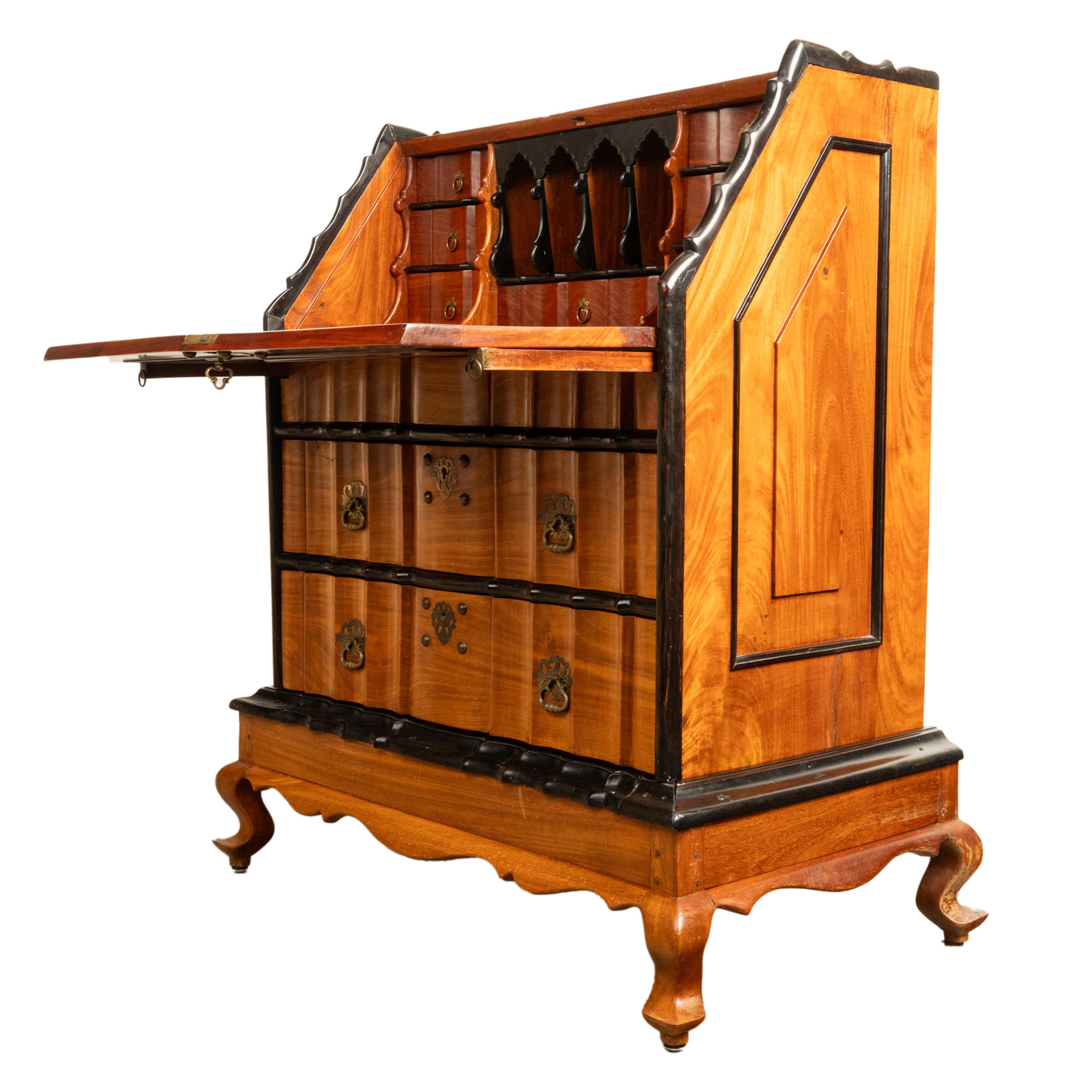 Antike 18. Jahrhundert VOC niederländischen Kolonial Padouk Ebenholz Sekretär Schreibtisch Büro 1730  im Angebot 3