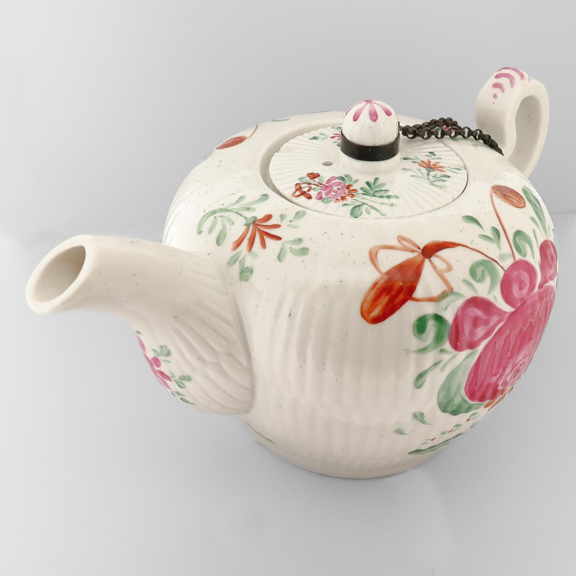 Antike Wallendorf 18. Jahrhundert Deutsche Porzellan Ostfriesische Rose Teekanne im Angebot 6