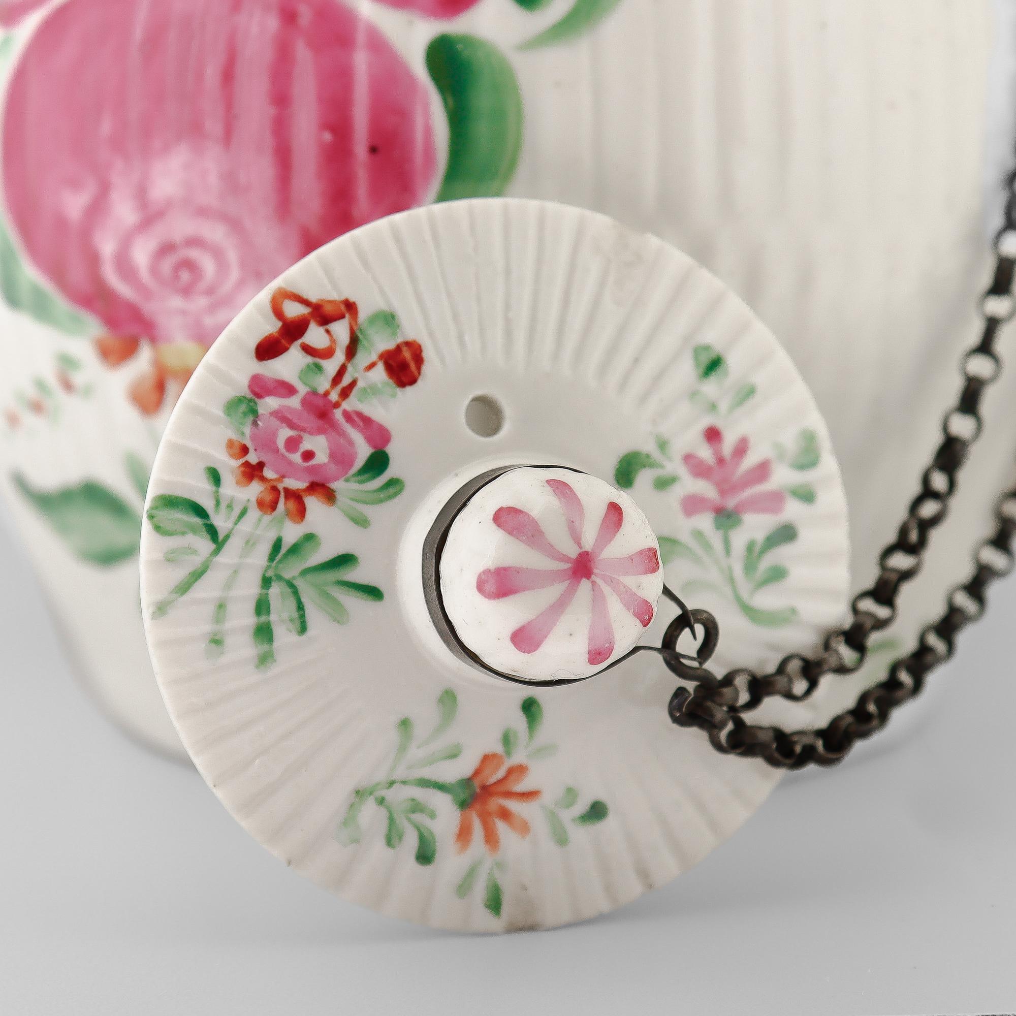 Antike Wallendorf 18. Jahrhundert Deutsche Porzellan Ostfriesische Rose Teekanne im Angebot 8