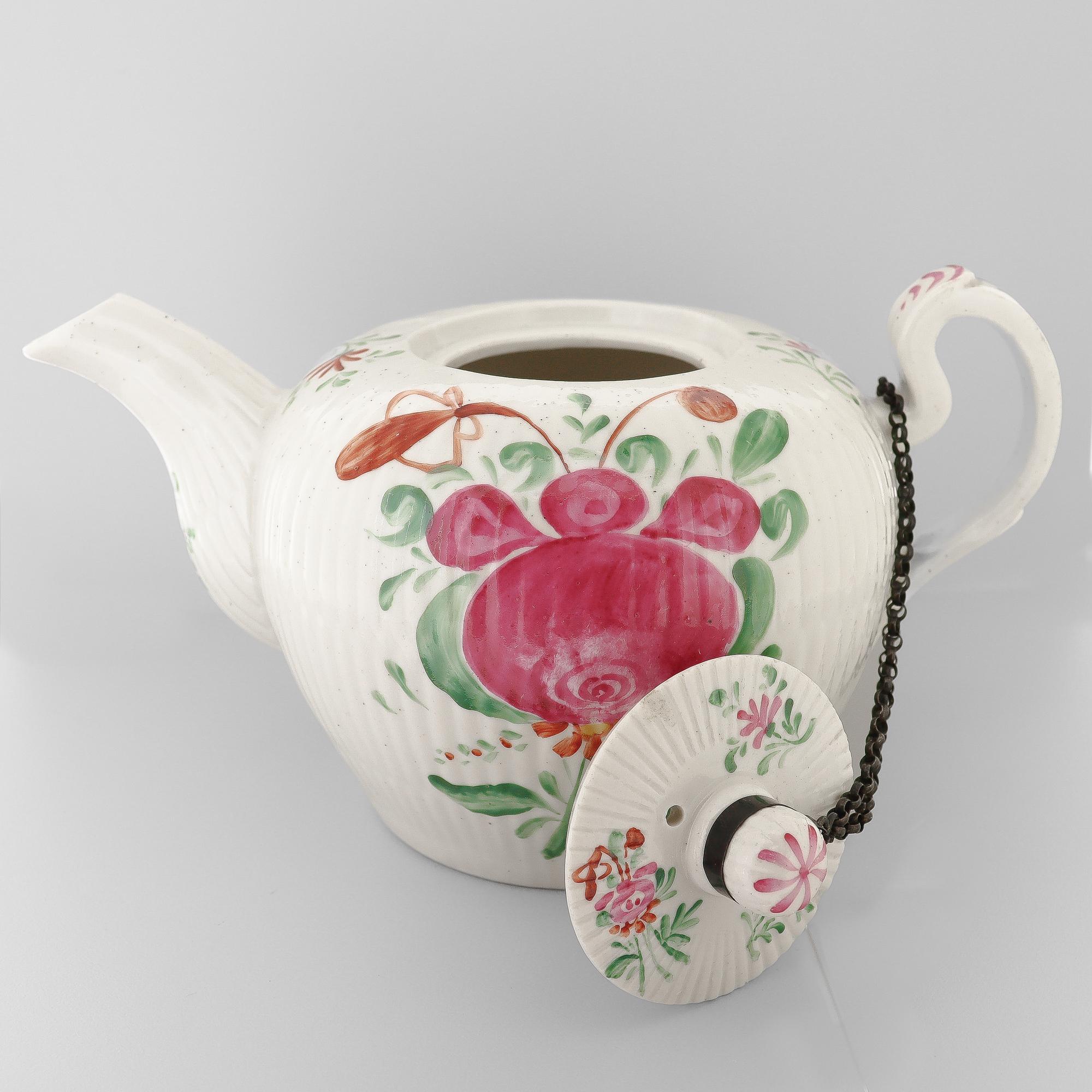 Antike Wallendorf 18. Jahrhundert Deutsche Porzellan Ostfriesische Rose Teekanne (Rokoko) im Angebot