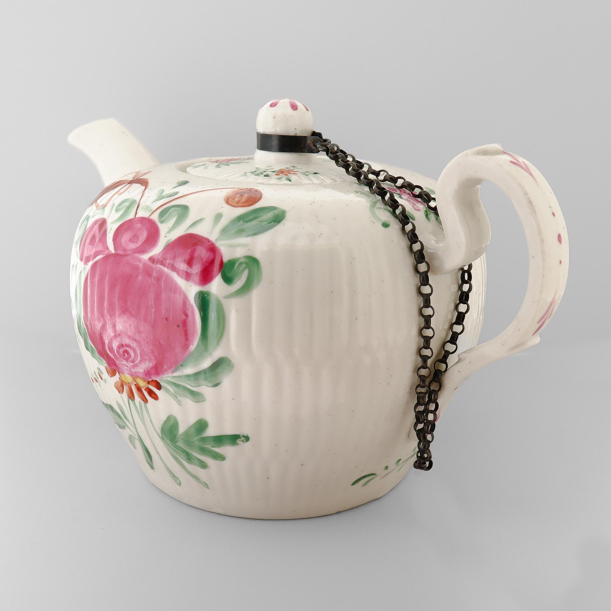 Antike Wallendorf 18. Jahrhundert Deutsche Porzellan Ostfriesische Rose Teekanne (Handbemalt) im Angebot