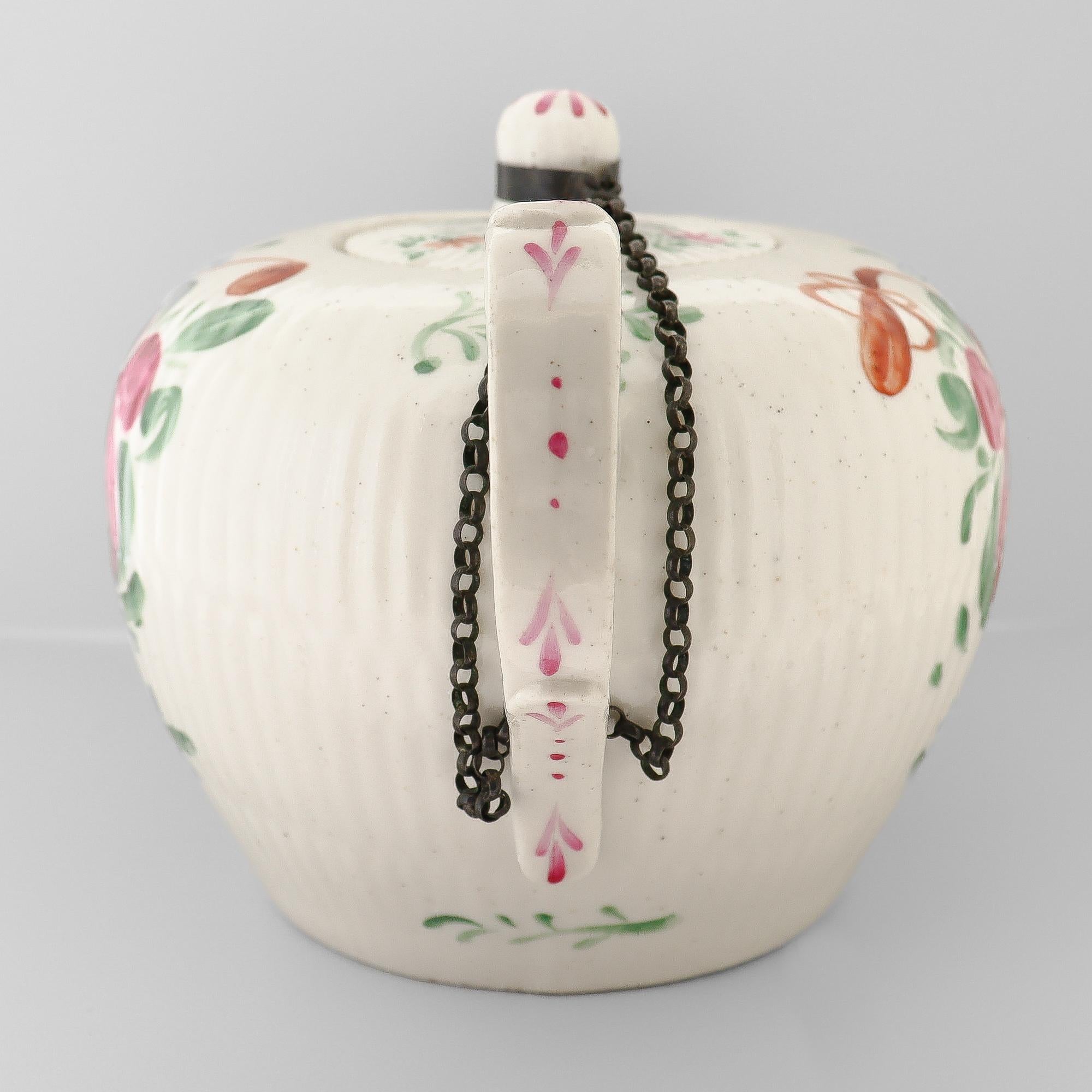 Antike Wallendorf 18. Jahrhundert Deutsche Porzellan Ostfriesische Rose Teekanne im Zustand „Gut“ im Angebot in Philadelphia, PA