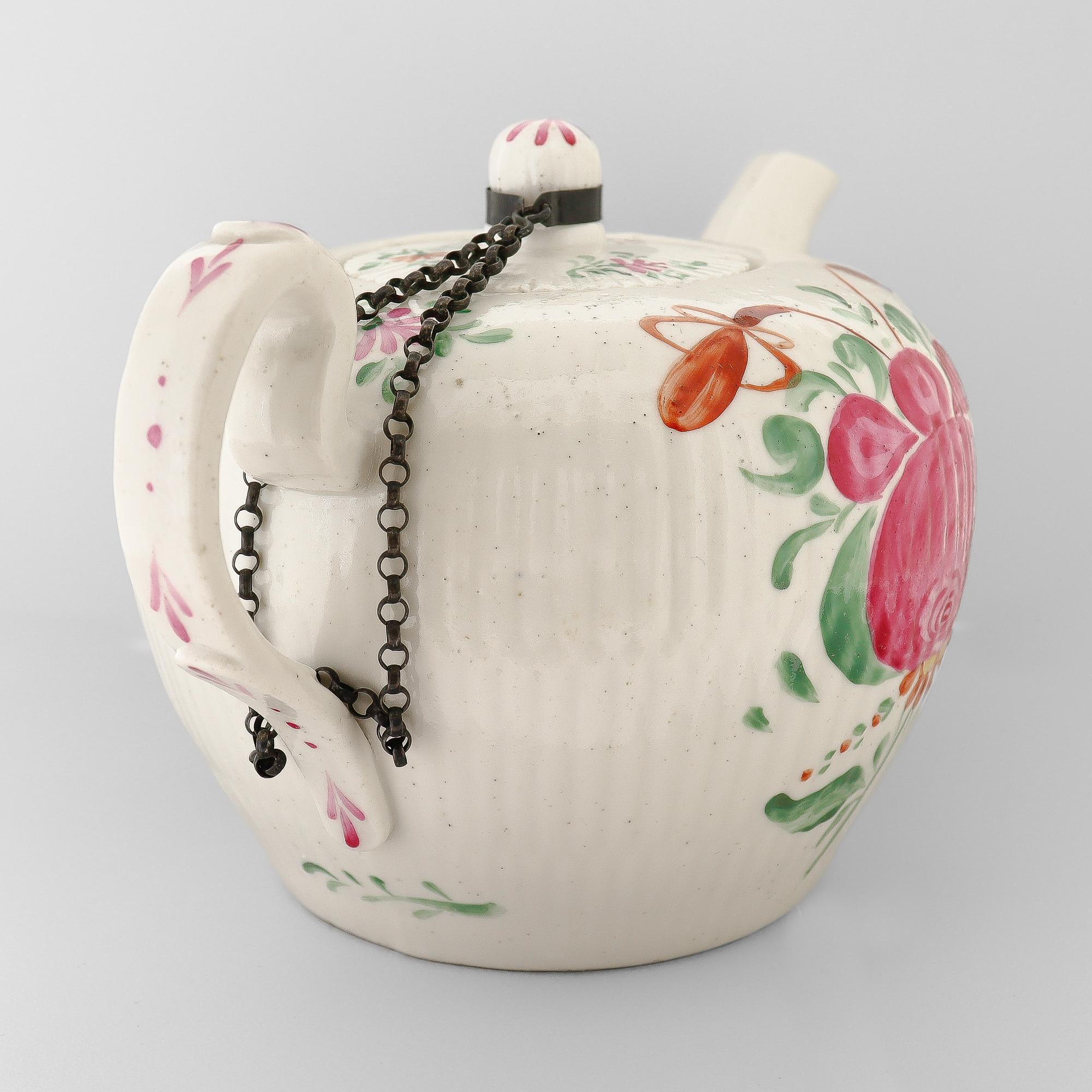 Antike Wallendorf 18. Jahrhundert Deutsche Porzellan Ostfriesische Rose Teekanne (18. Jahrhundert und früher) im Angebot