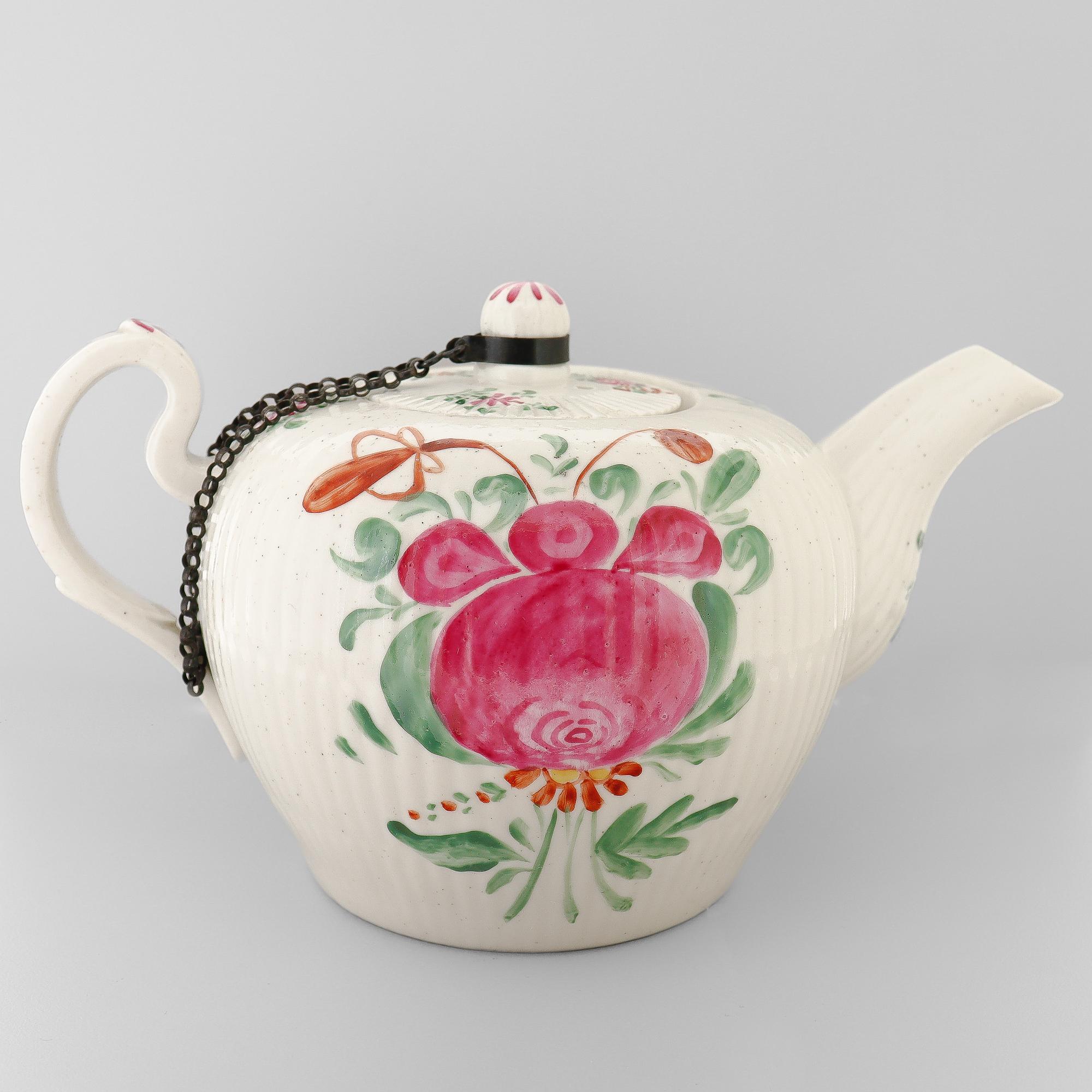 Antike Wallendorf 18. Jahrhundert Deutsche Porzellan Ostfriesische Rose Teekanne im Angebot 1