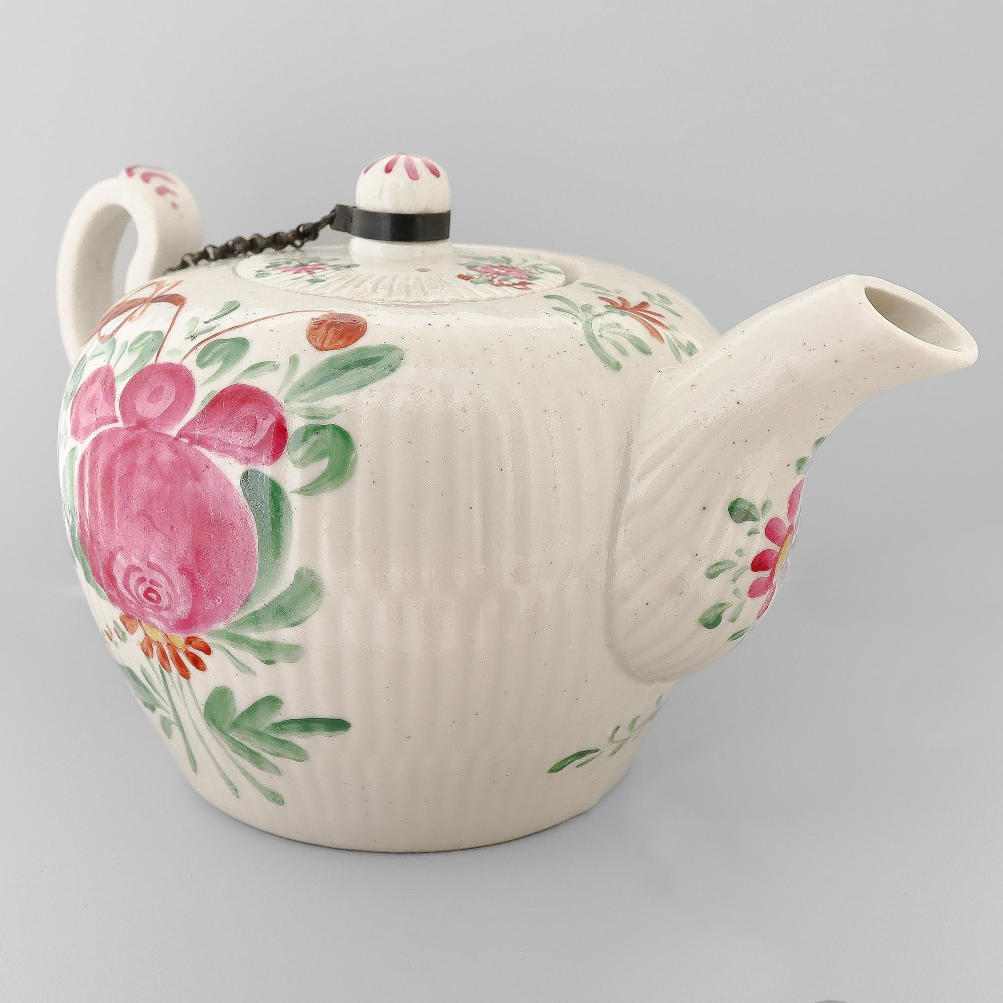 Antike Wallendorf 18. Jahrhundert Deutsche Porzellan Ostfriesische Rose Teekanne im Angebot 2