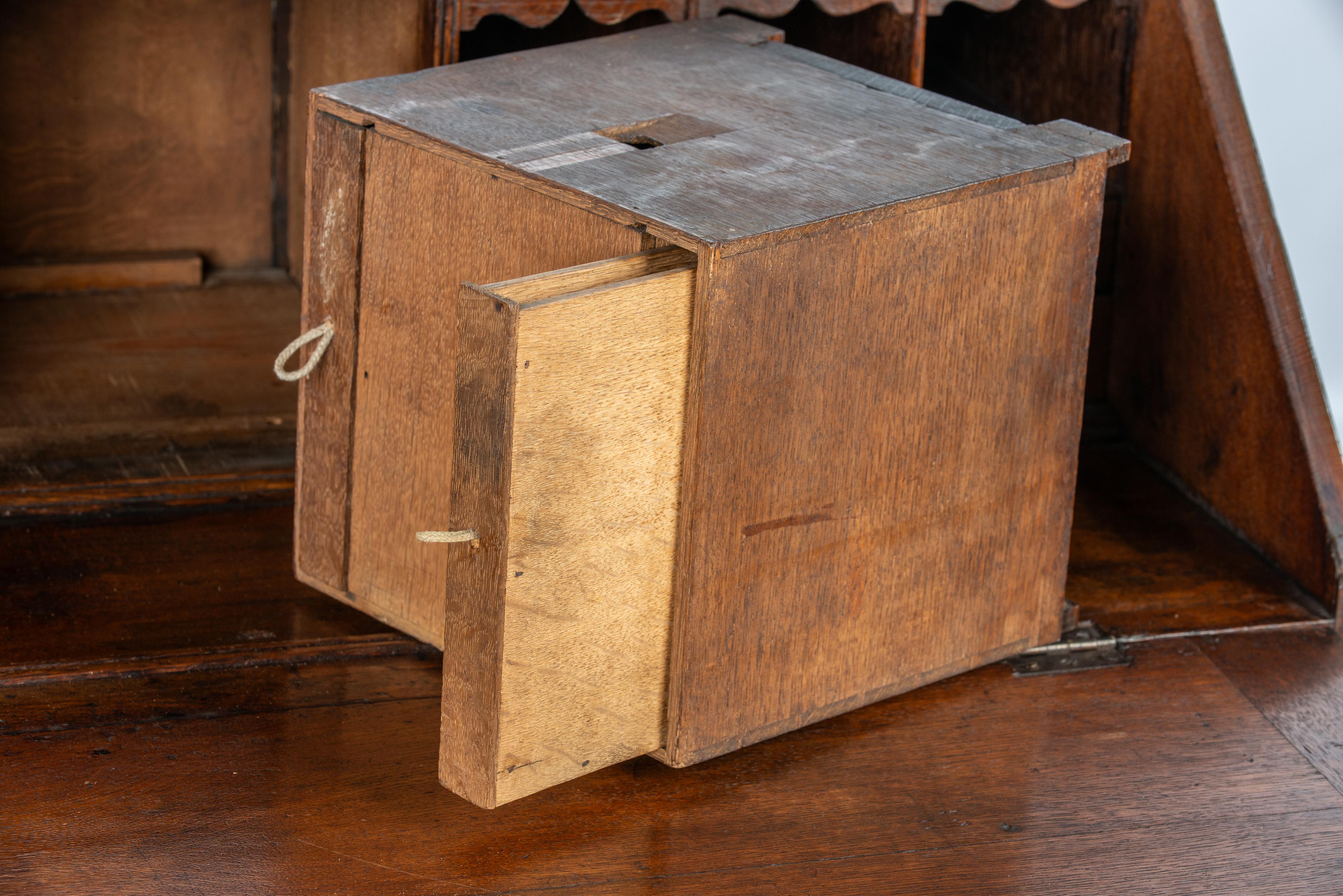 Antique 18th century warm brown English Oak Queen Anne Slant-Front Desk For Sale 7