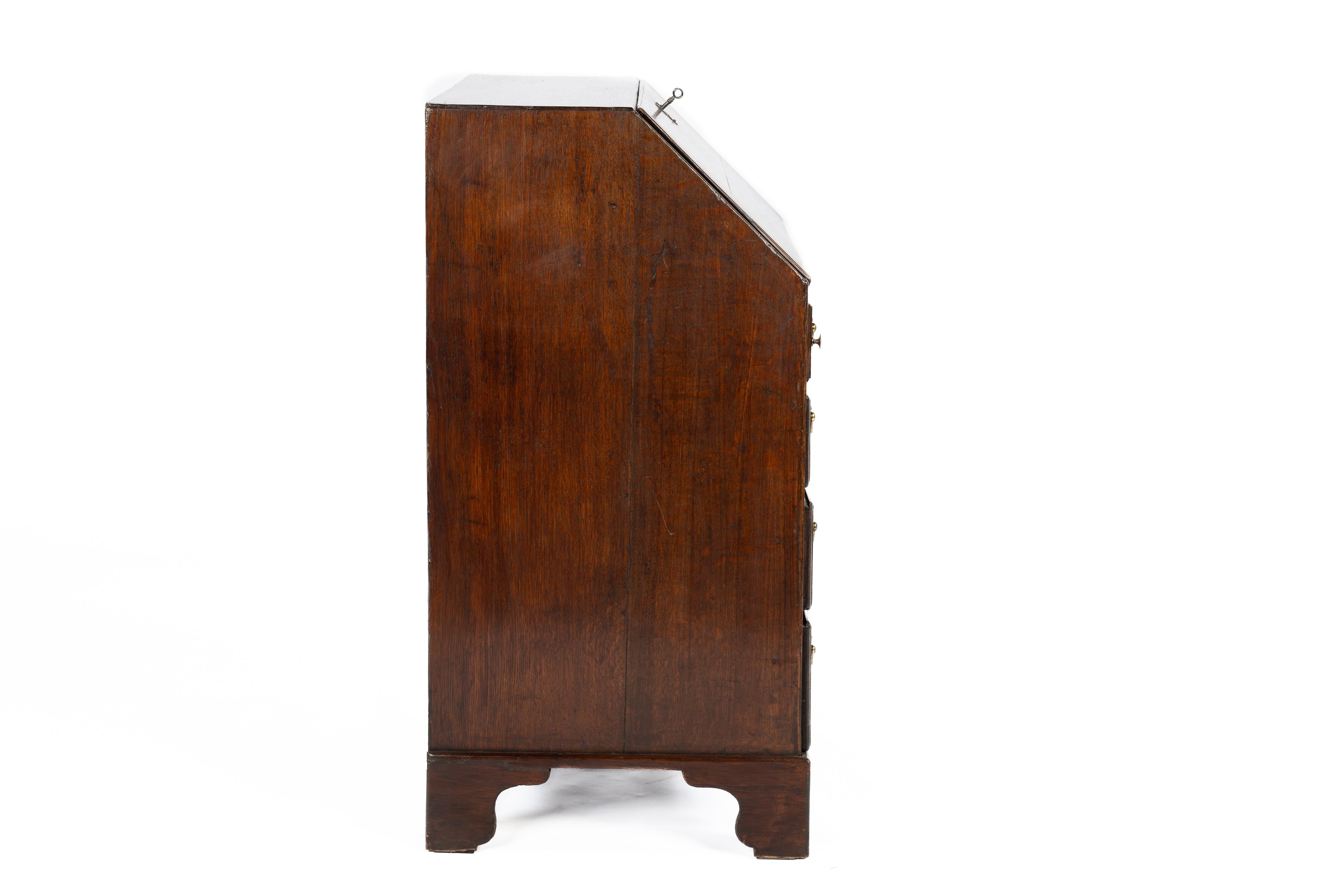 Antike 18. Jahrhundert warm braun Englisch Eiche Queen Anne Schrägstrich Schreibtisch (Poliert)