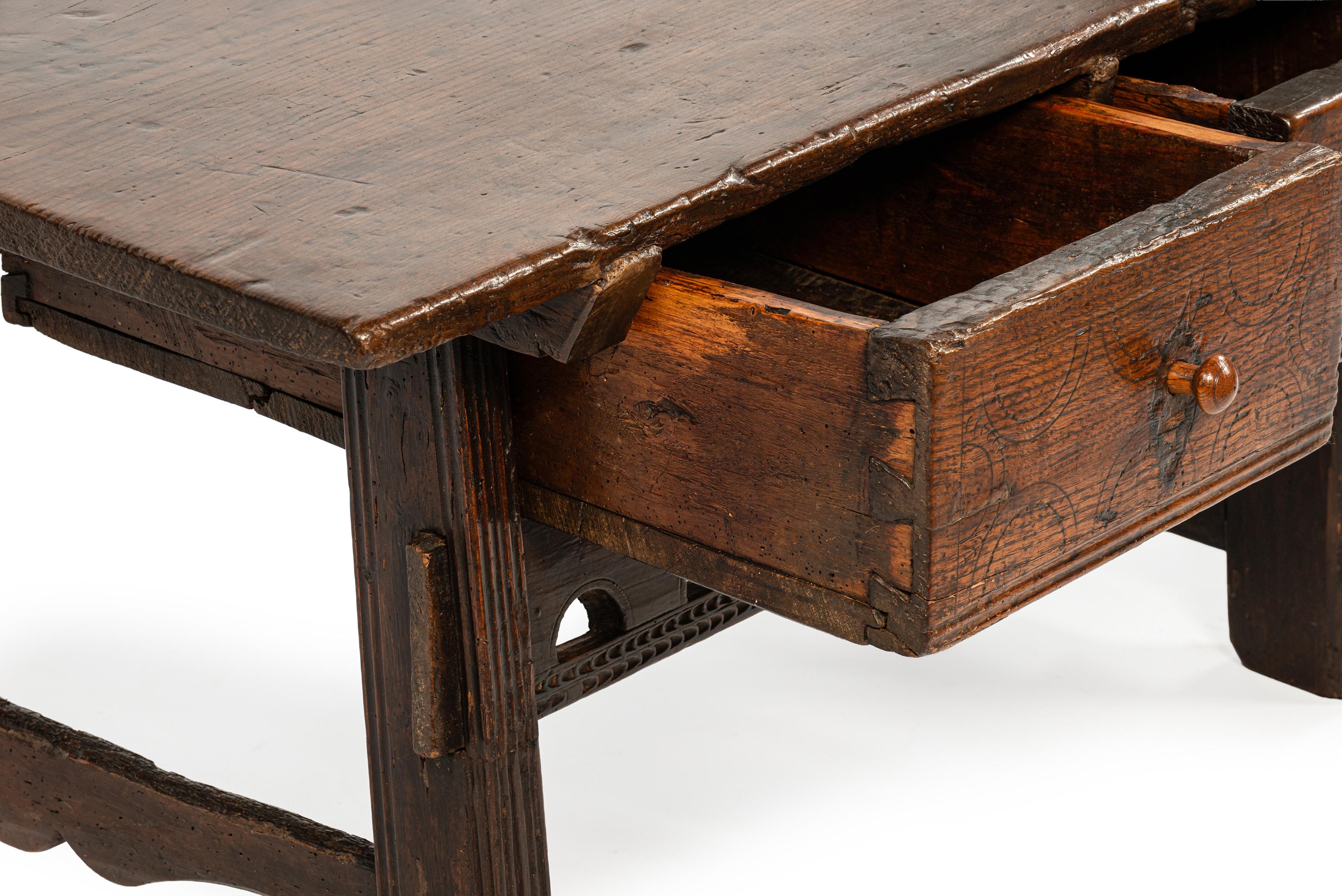 Antigua mesa de centro española tallada en castaño macizo marrón cálido del siglo XVIII en venta 3