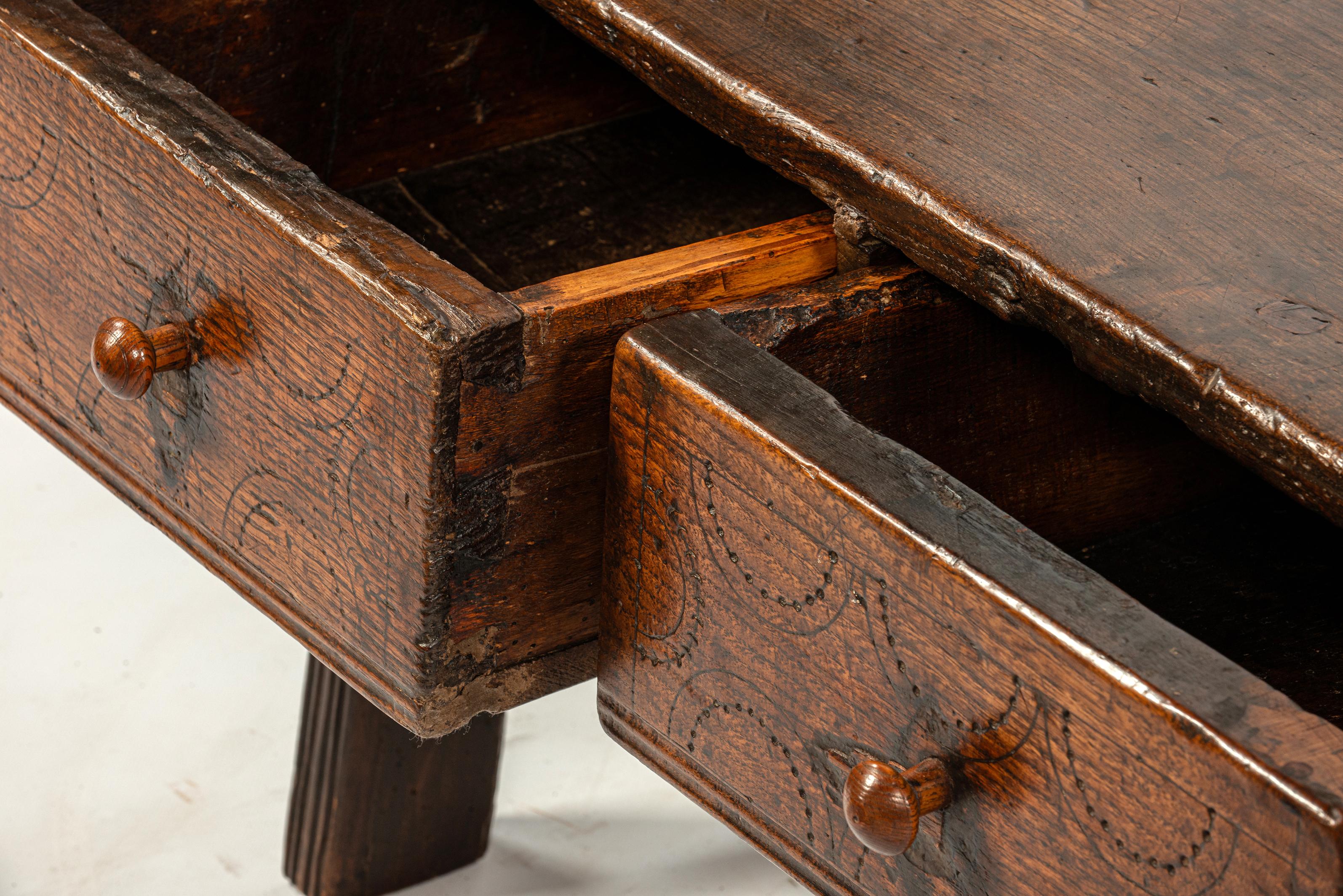 Antigua mesa de centro española tallada en castaño macizo marrón cálido del siglo XVIII en venta 4