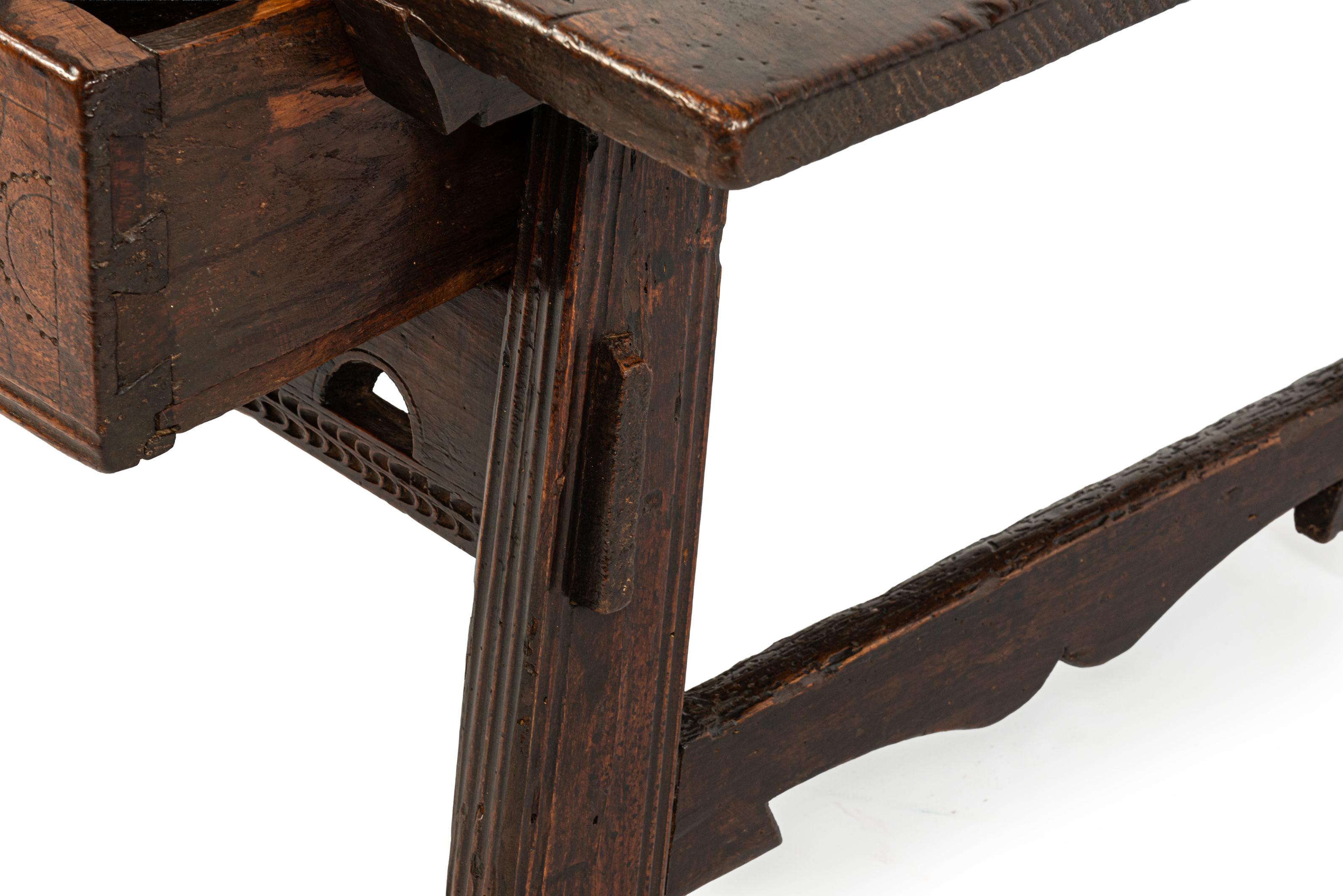 Antigua mesa de centro española tallada en castaño macizo marrón cálido del siglo XVIII en venta 5