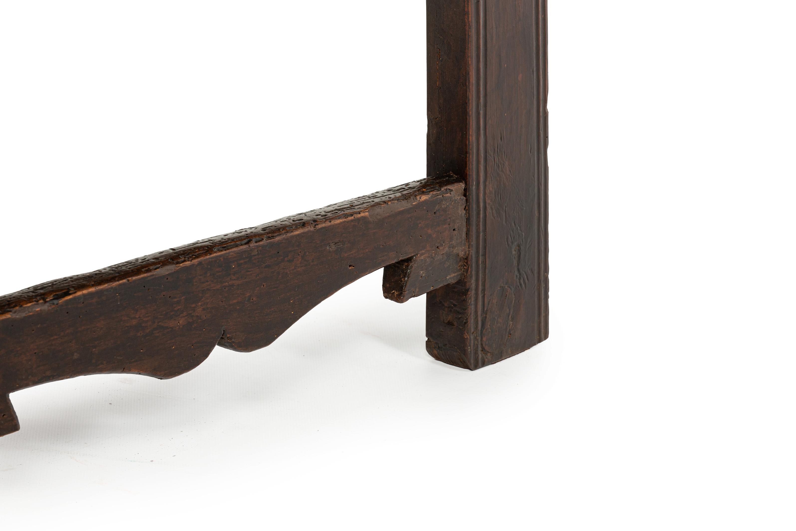 Antigua mesa de centro española tallada en castaño macizo marrón cálido del siglo XVIII en venta 6