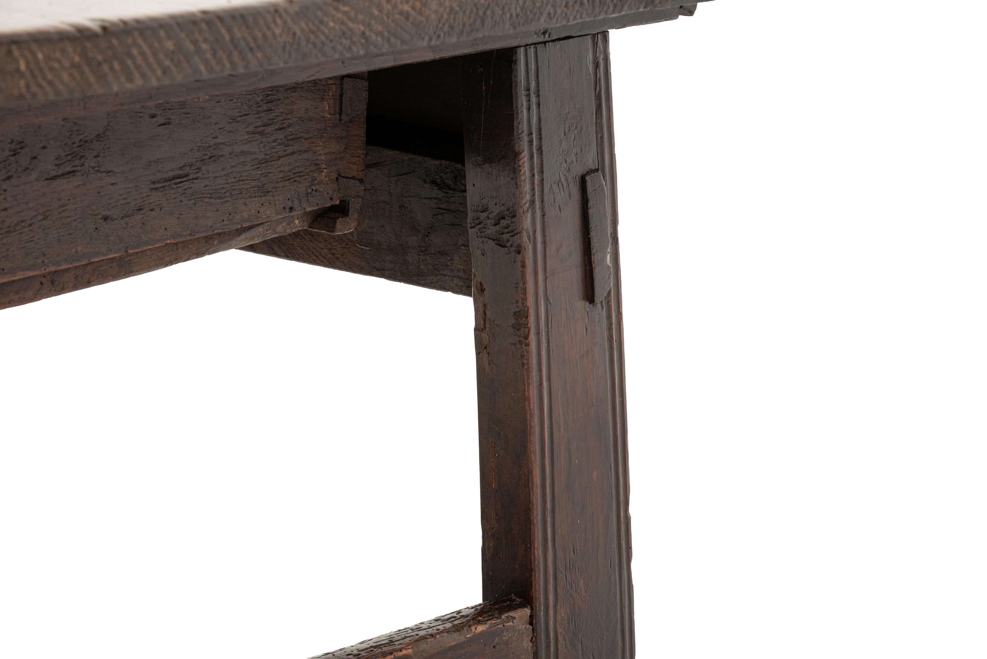 Antigua mesa de centro española tallada en castaño macizo marrón cálido del siglo XVIII en venta 7