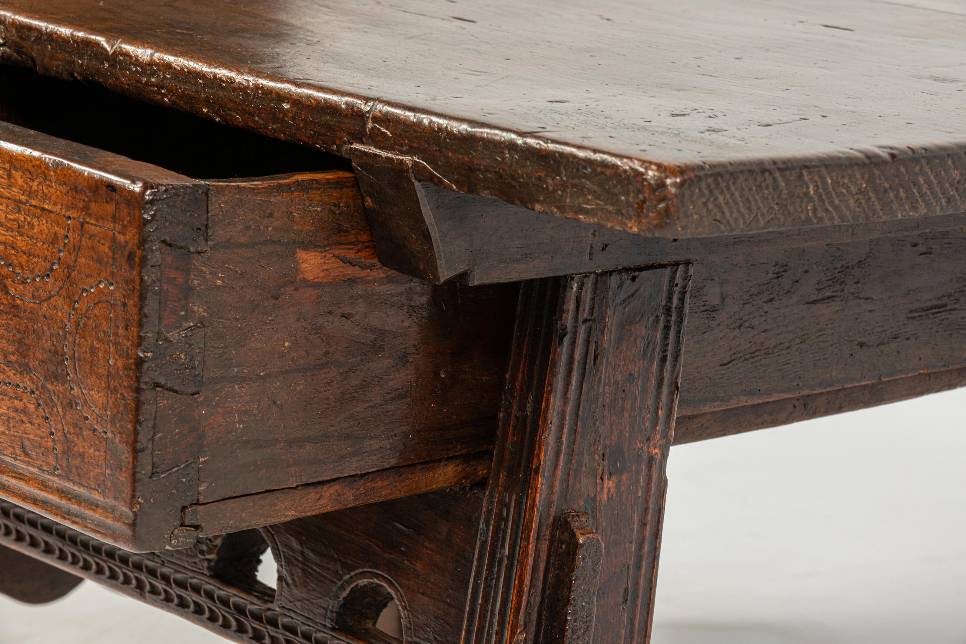 Antigua mesa de centro española tallada en castaño macizo marrón cálido del siglo XVIII en venta 8