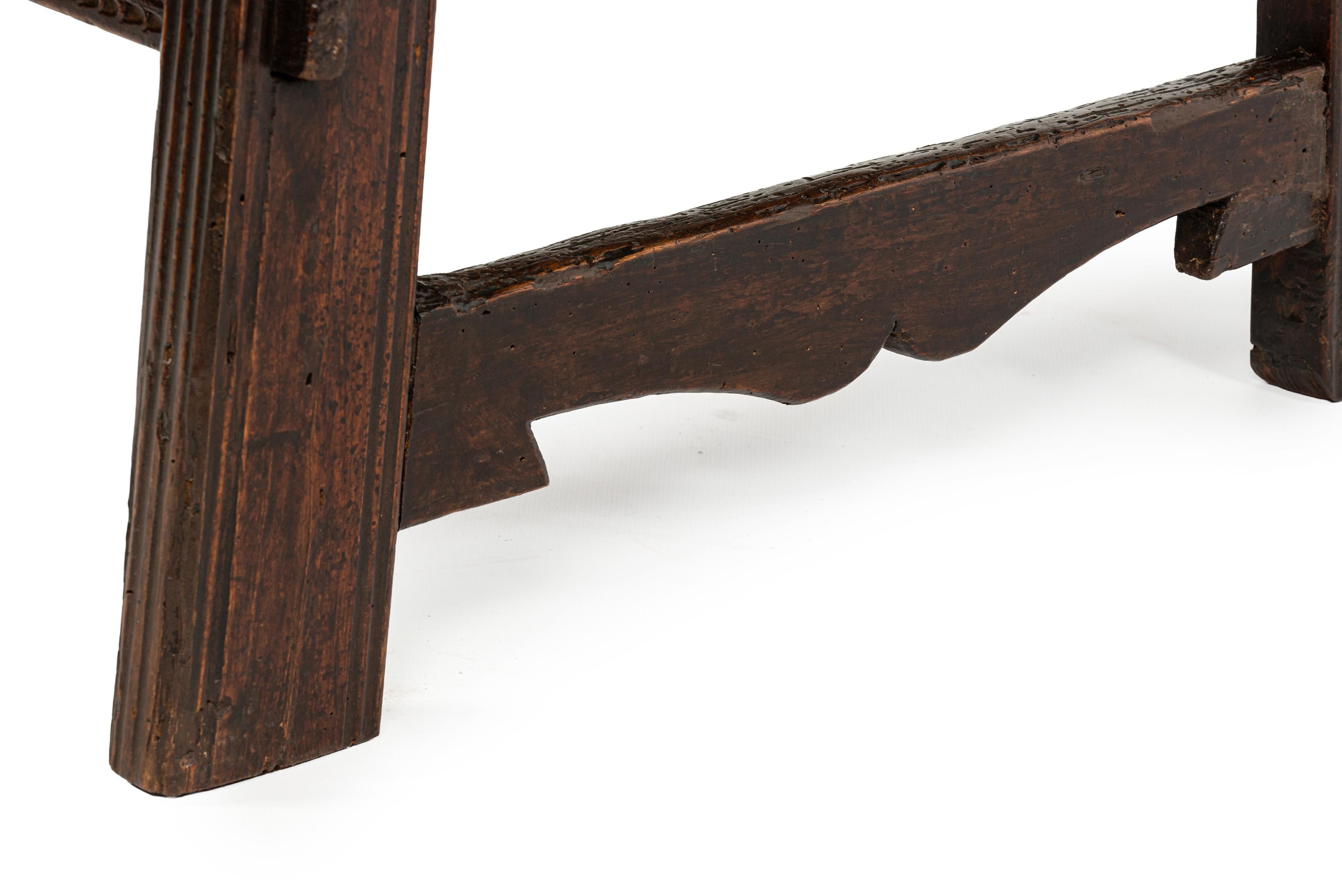 Antigua mesa de centro española tallada en castaño macizo marrón cálido del siglo XVIII en venta 9