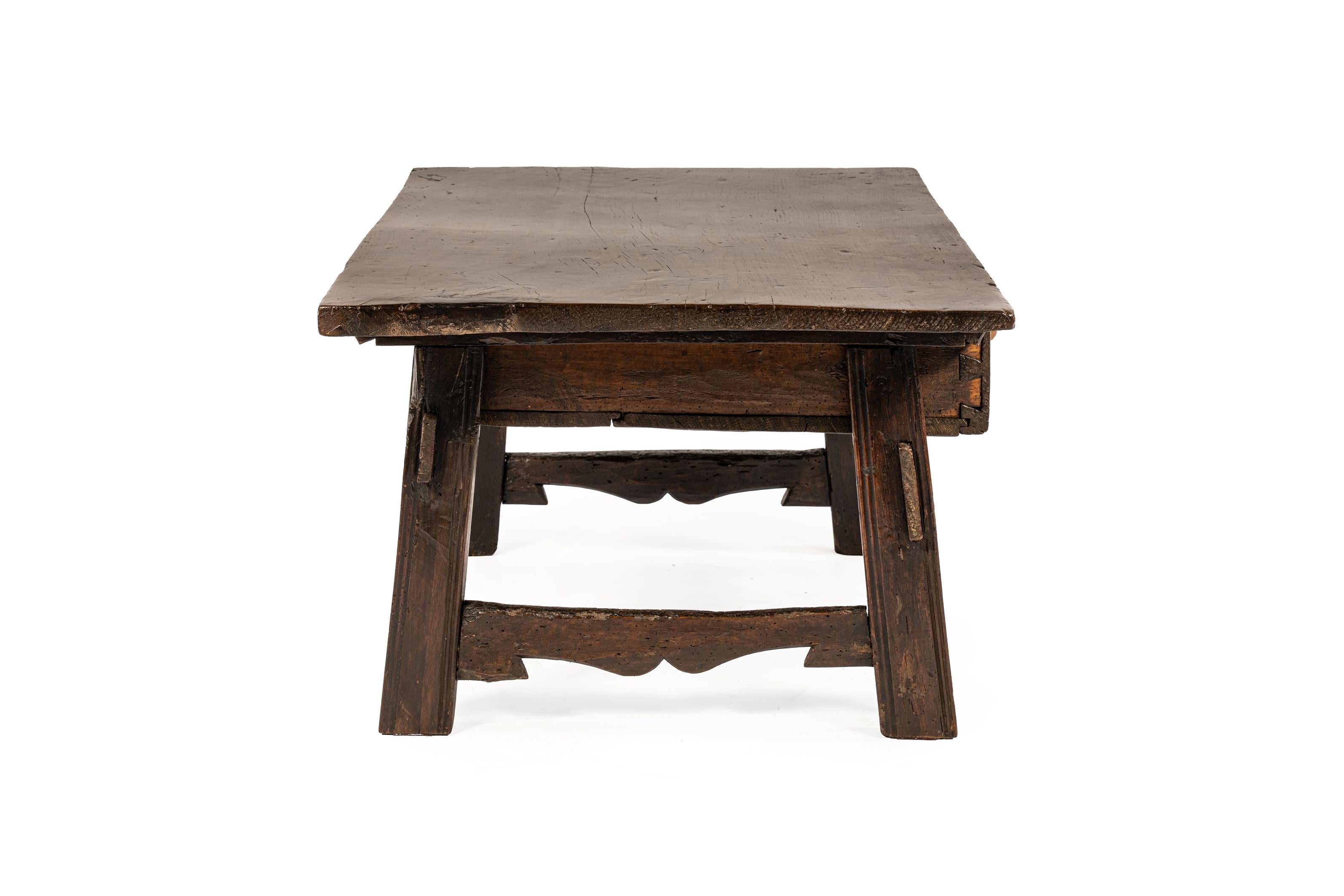 Antigua mesa de centro española tallada en castaño macizo marrón cálido del siglo XVIII Rústico en venta